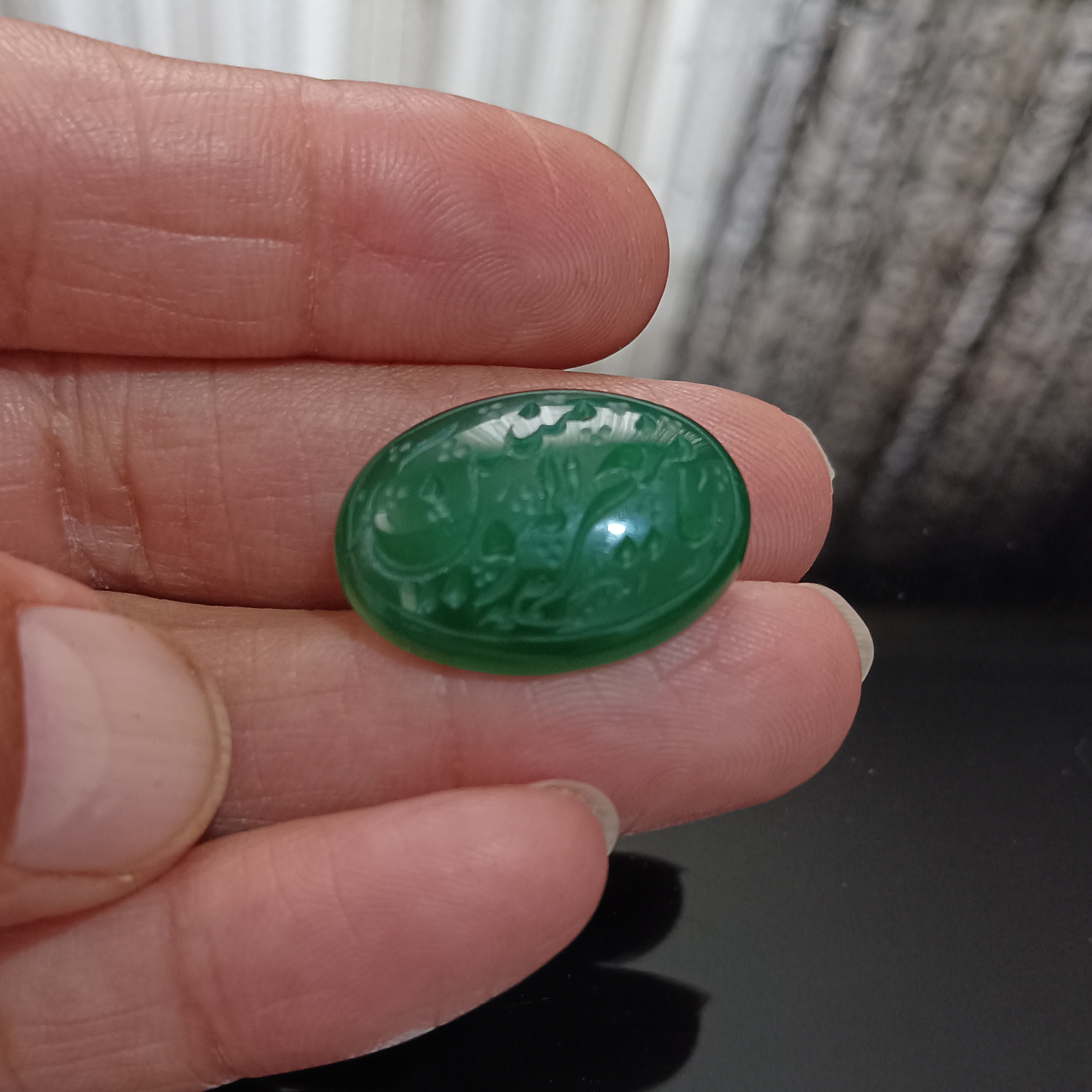 عقیق نگین خطی سبز اصل و معدنی نوشته شده یا معزالمؤمنین مناسب برای انگشتر مردانه و گردنبند و دستبند 