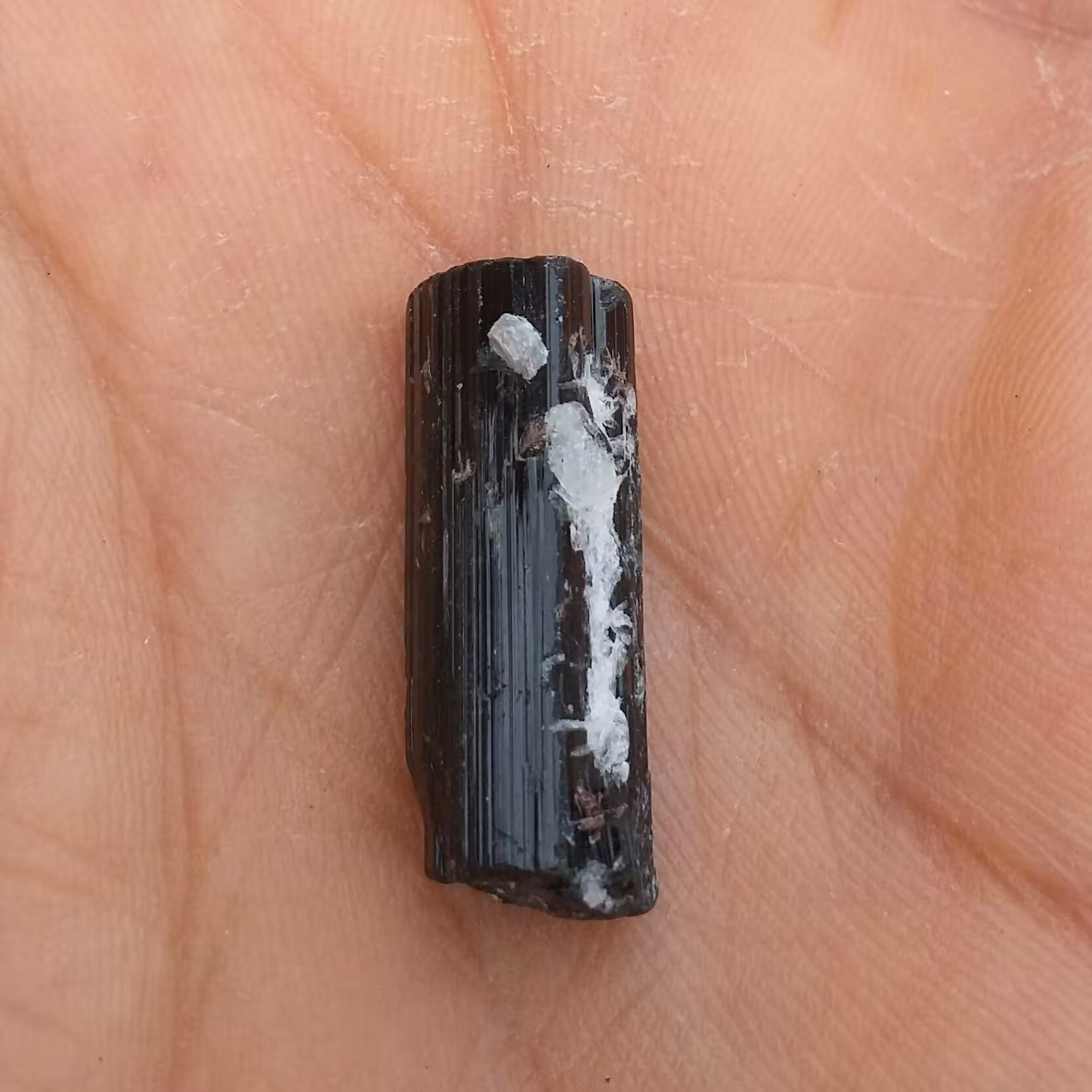 سنگ راف تورمالین شرول وارداتی ارزشمند شاهکار خلقت 100درصد طبیعی مناسب جهت کلکسیون و ساخت نگین کد 9546