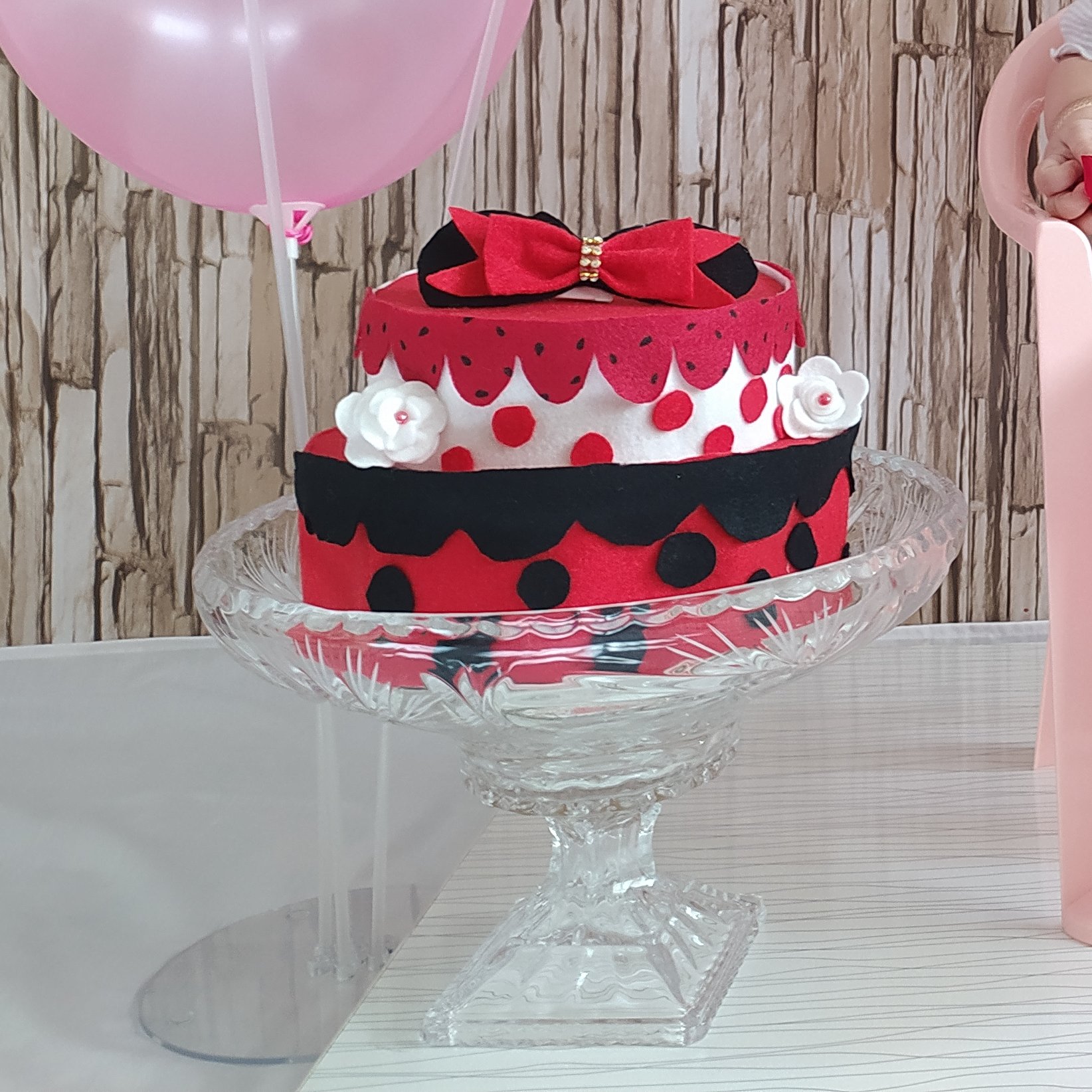 کیک دوطبقه نمدی متناسب با تم درخواستی