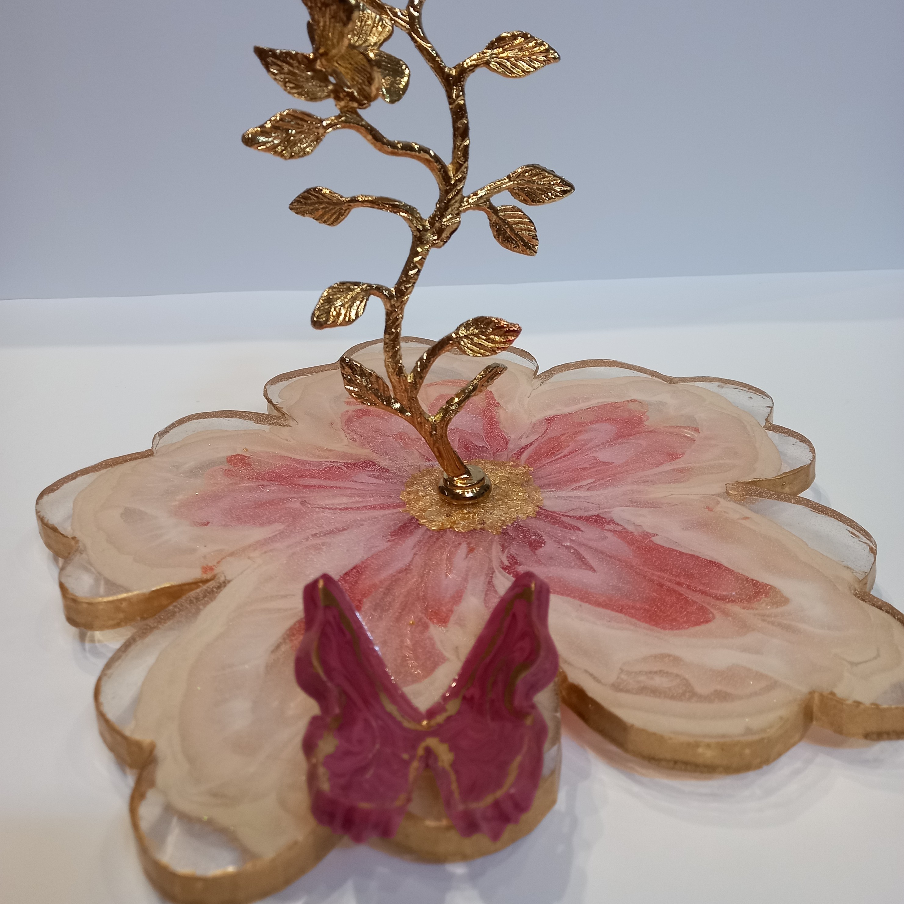 شیرینی خوری یک طبقه ازجنس رزین با هولدر ازجنس برنج بافت گل سه بعدی به رنگ صورتی 