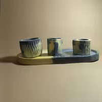 سینی سنگی شمع و جا گلدونی. دارای چهار تیکه جا شمعی جاکبریتی سینی و جا گلدونی ترکیب رنگ زرد و مشکی طوسی