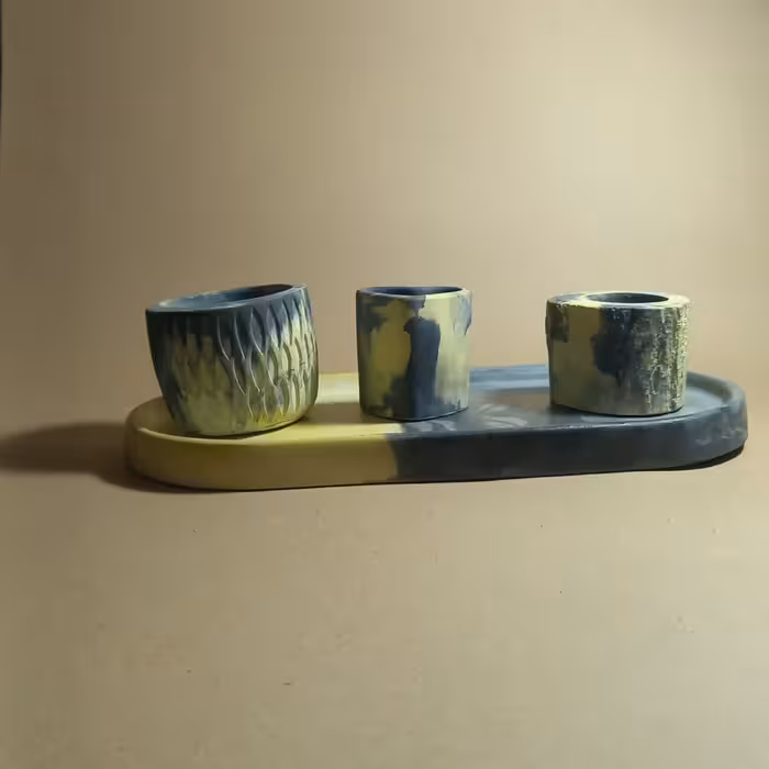 سینی سنگی شمع و جا گلدونی. دارای چهار تیکه جا شمعی جاکبریتی سینی و جا گلدونی ترکیب رنگ زرد و مشکی طوسی