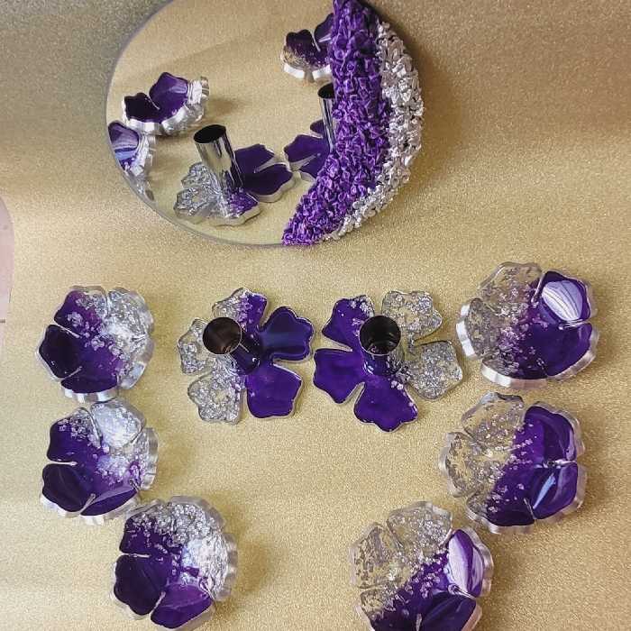 هفت سین رزینی بنفش6عددکاسه قطر 11 سانت طرح گل به همراه اینه قطر 20 سانت و دو عدد جاشمعی قطر 11 سانت