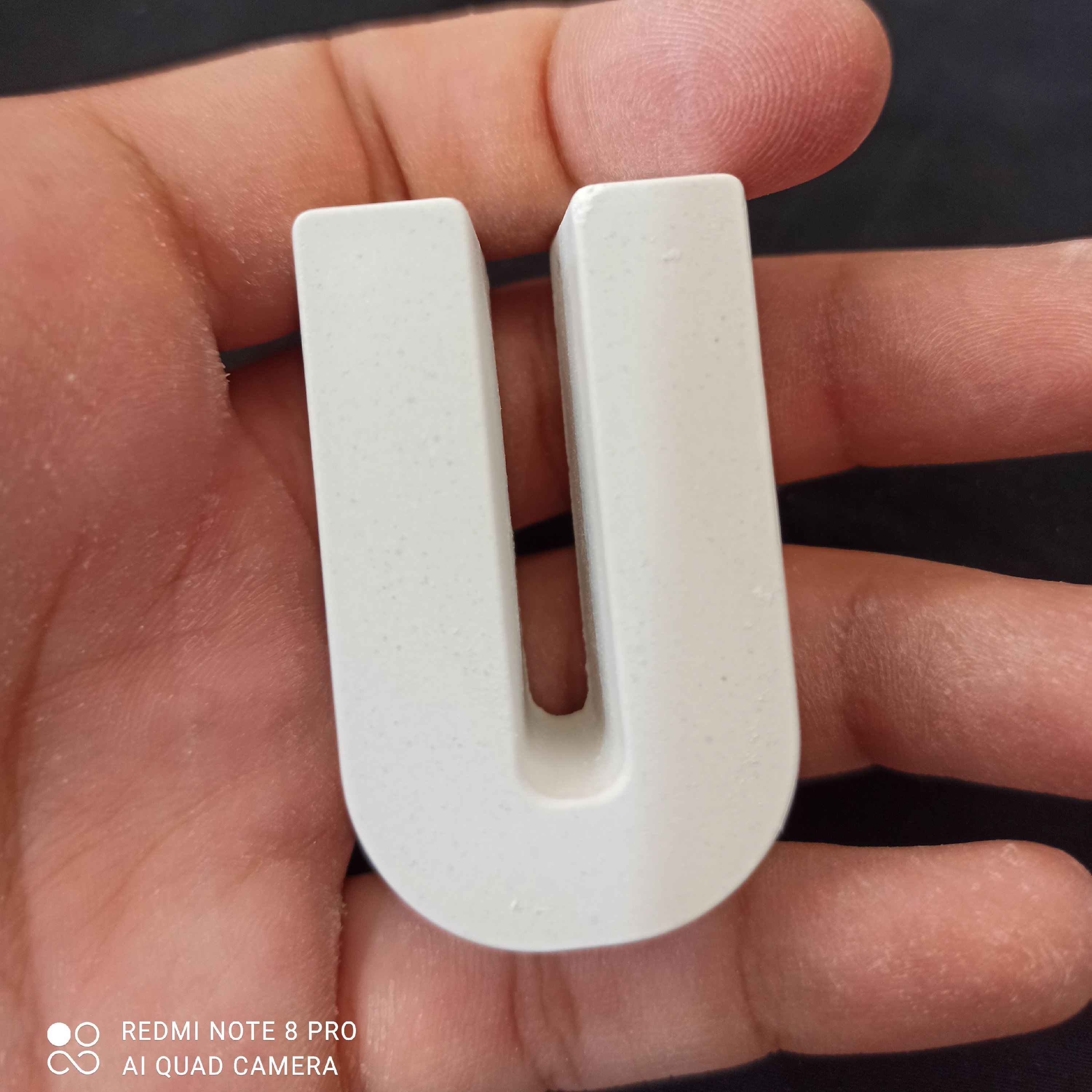 بیس خام حرف U ، فونت ساده 5 سانتی متری ، جنس بتنی سنگی ، ضخامت 2 سانتی متر