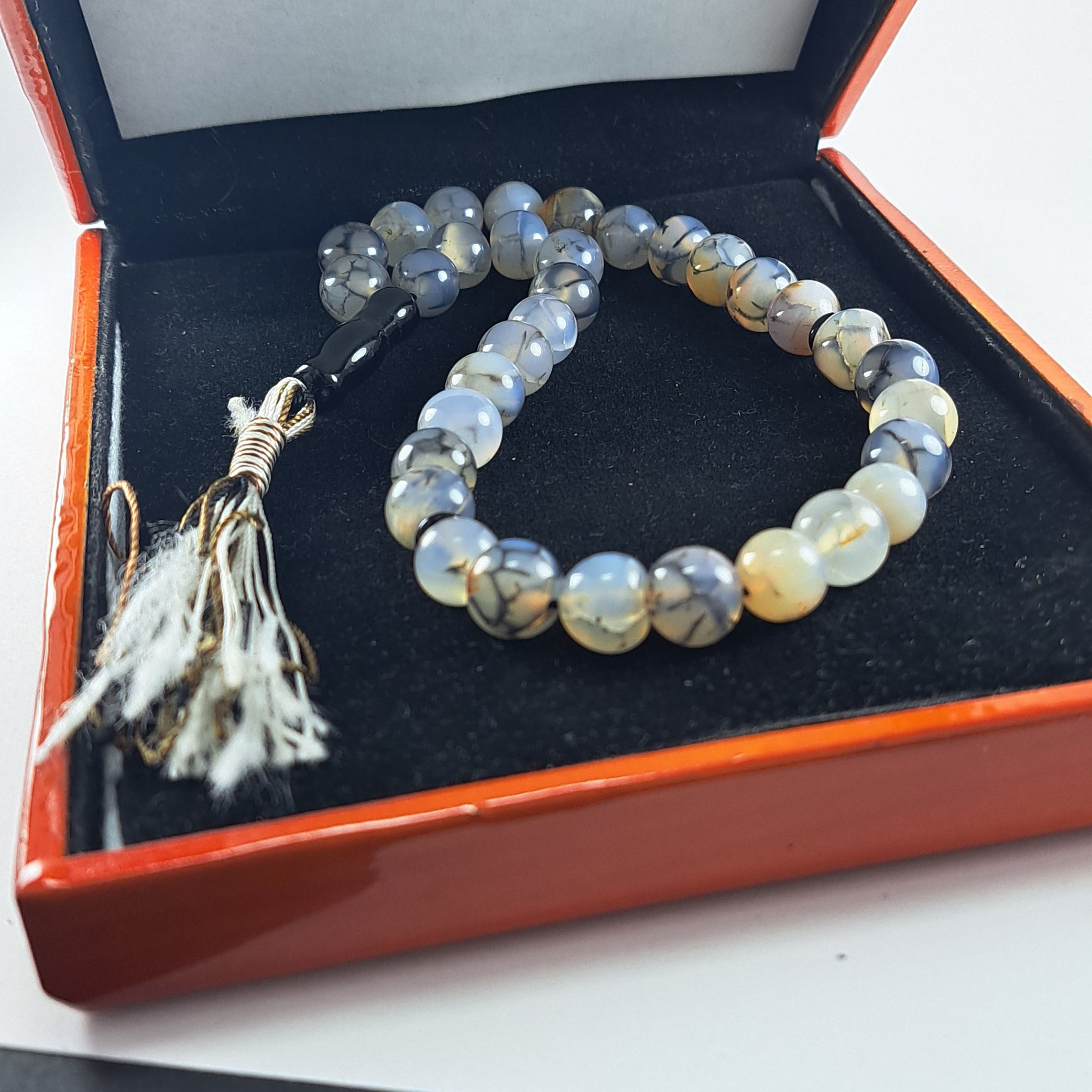 عقیق برزیلی طرح شجری(ترکیده) رنگ سفید ابری متبرک به استان مطهر امام رضا می باشد 