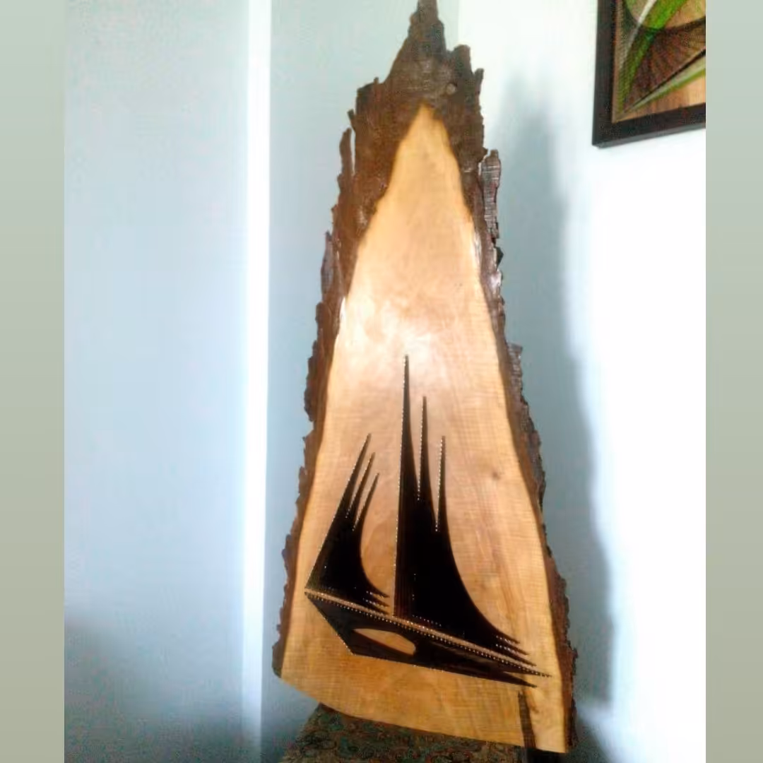 اثر هنری میخ و نخ روی تنه چوب گردو 