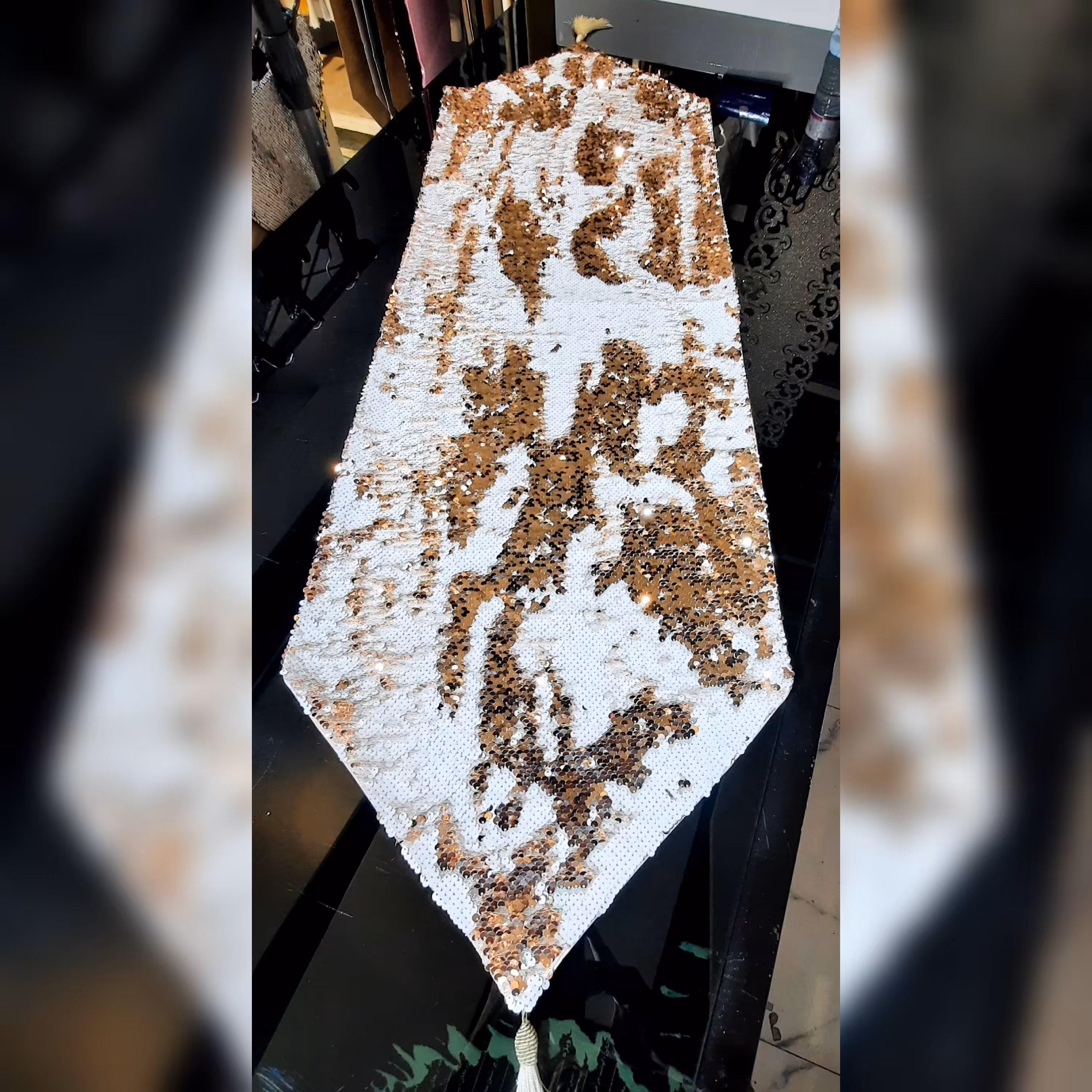 رومیزی نهارخوری پولک دورو رنگ سفید رزگلد بسیار زیبا و خاص سایز 130 در 40