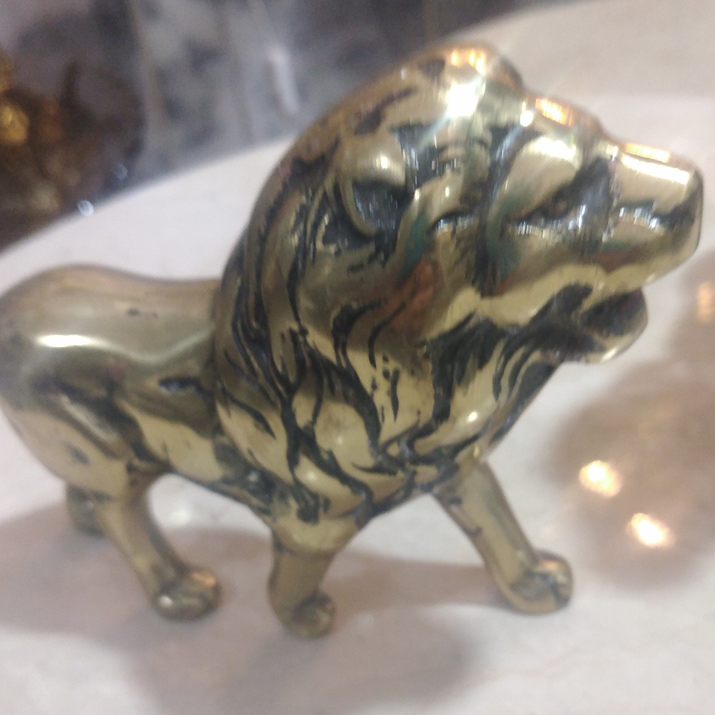 مجسمه برنجی شیرسیاه قلم  حدودابین600تا700گرم وزن