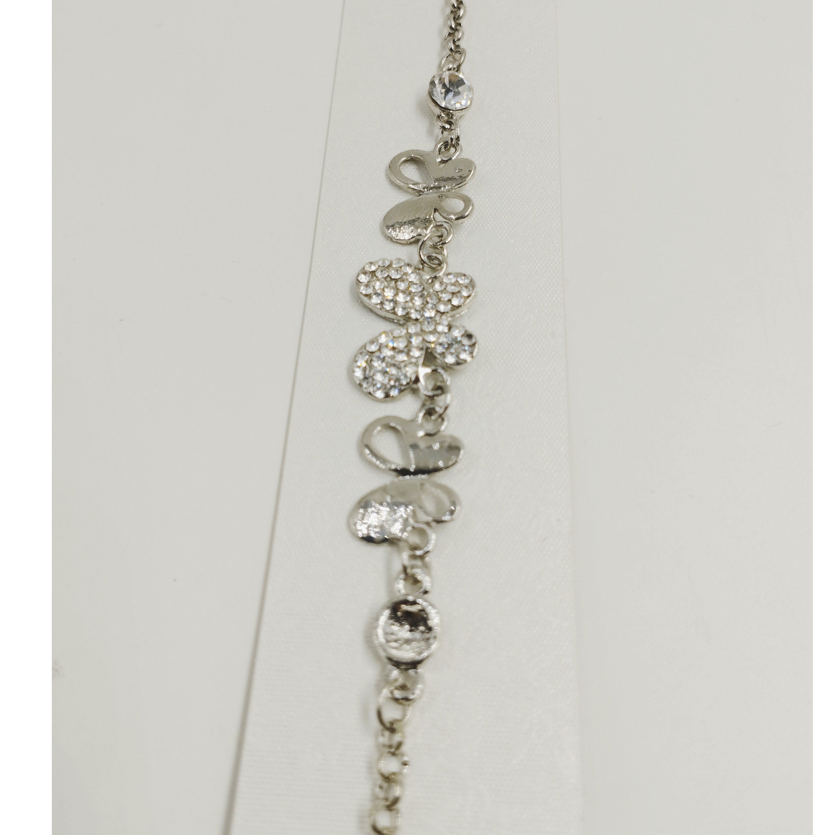 دستبند طرح پروانه رنگ ثابت نگین کاری شده سیلور 