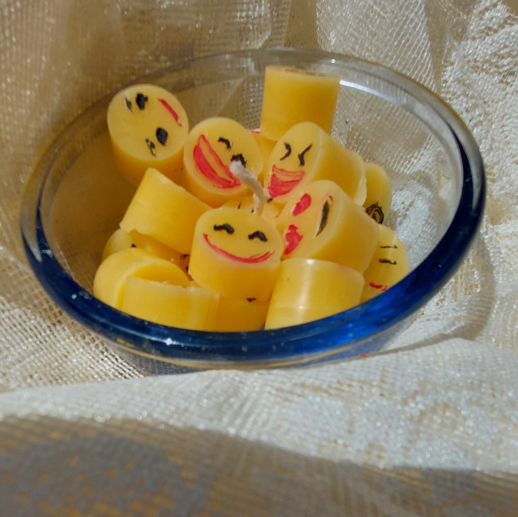 شمع های ایموجی در پیاله شیشه ای 