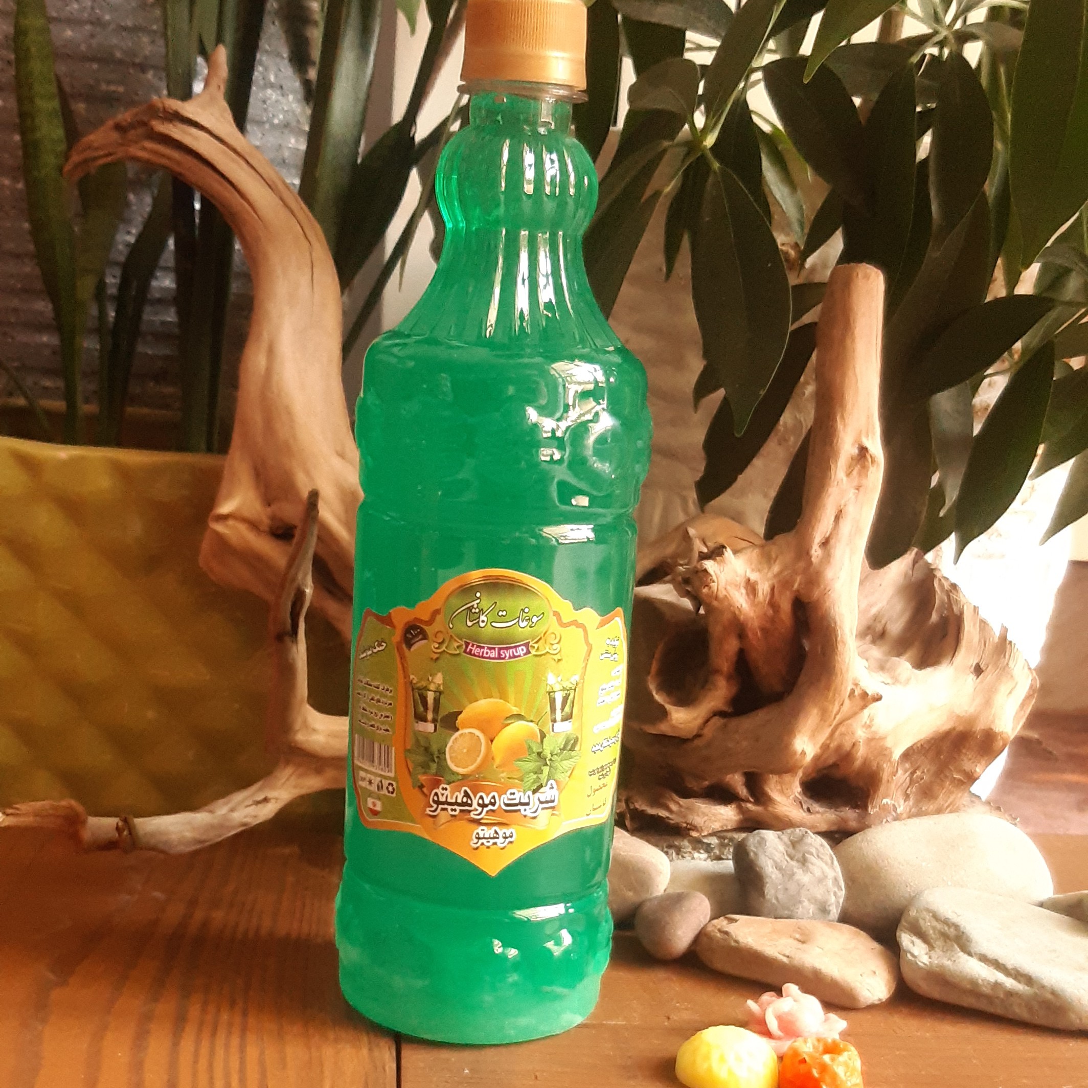 شربت موهیتو  سوغات کاشان تولید به روش سنتی ترکیبات آب  نبات مایع  لیموترش نعنا غلظت یک به هفت