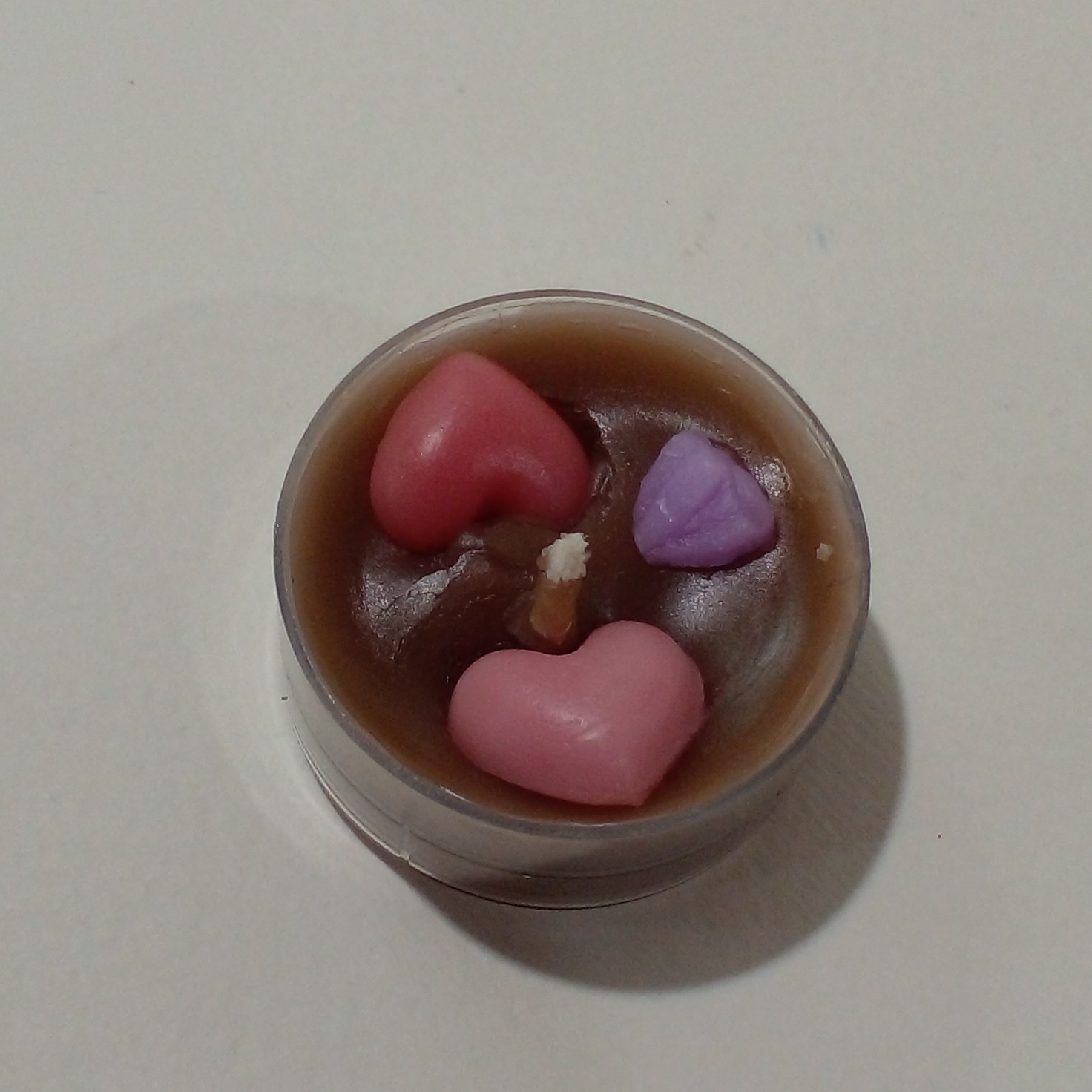 شمع وارمر  رنگ قهوه ایی با طرح قلب های صورتی و قرمز  طول 2 سانتی و قطر 4 سانتی وزن 16 گرمی