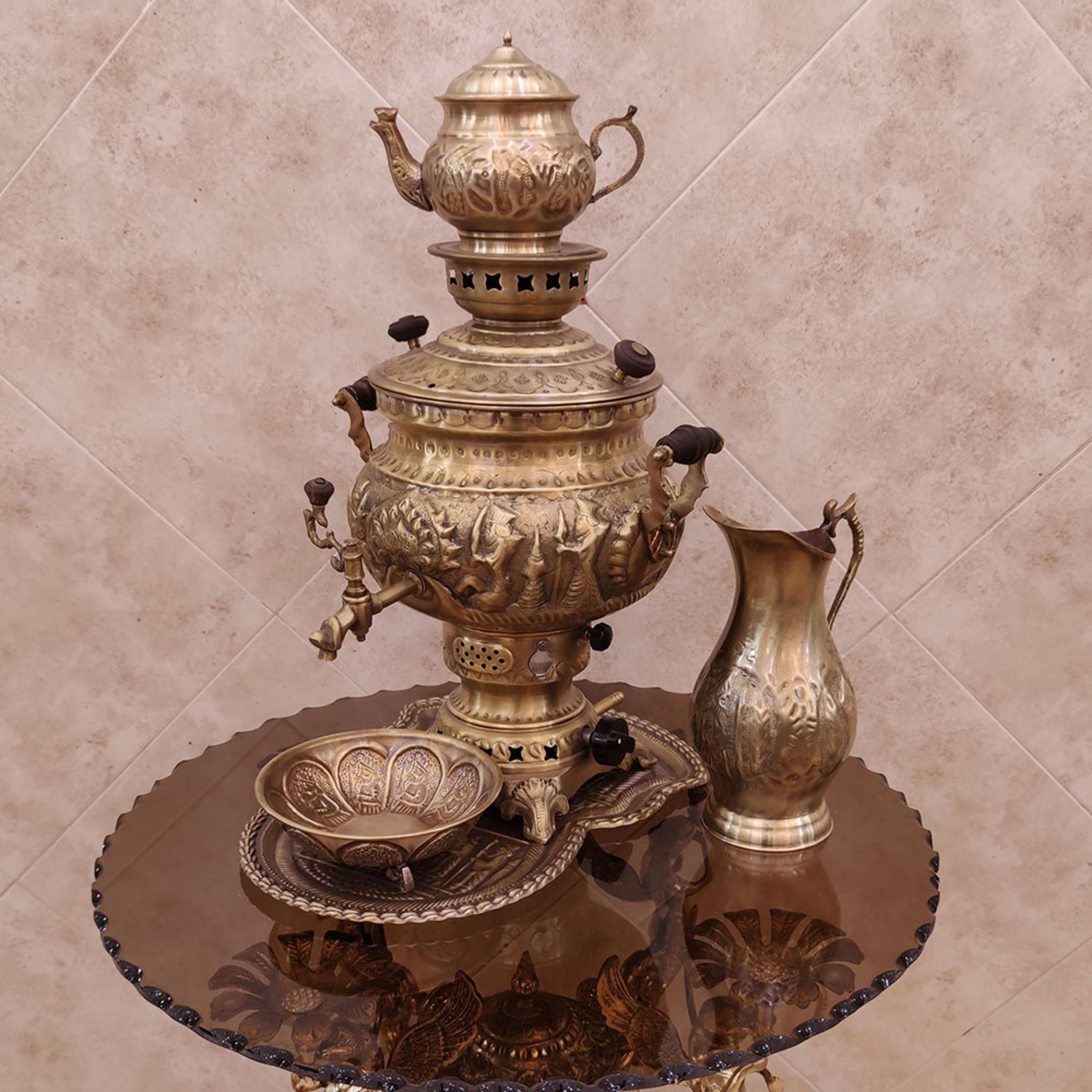 سماور گازی برنجی 8 لیتری قلم دست برجسته هخامنش با سرویس کد 1355s