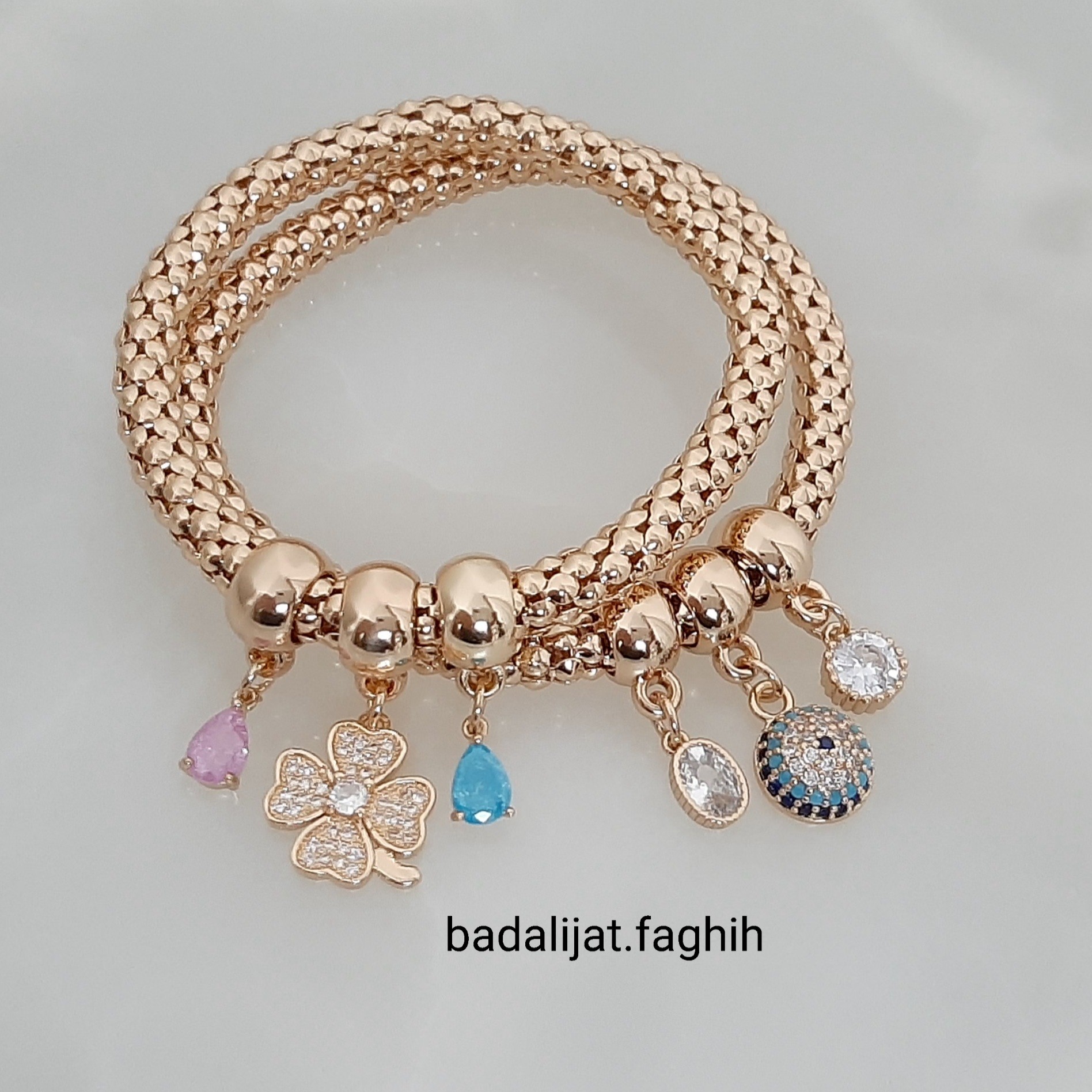 دستبند آویزی فوق العاده جذاب کشی فری سایز کاملا رنگ ثابت و آبکاری طلا شده 