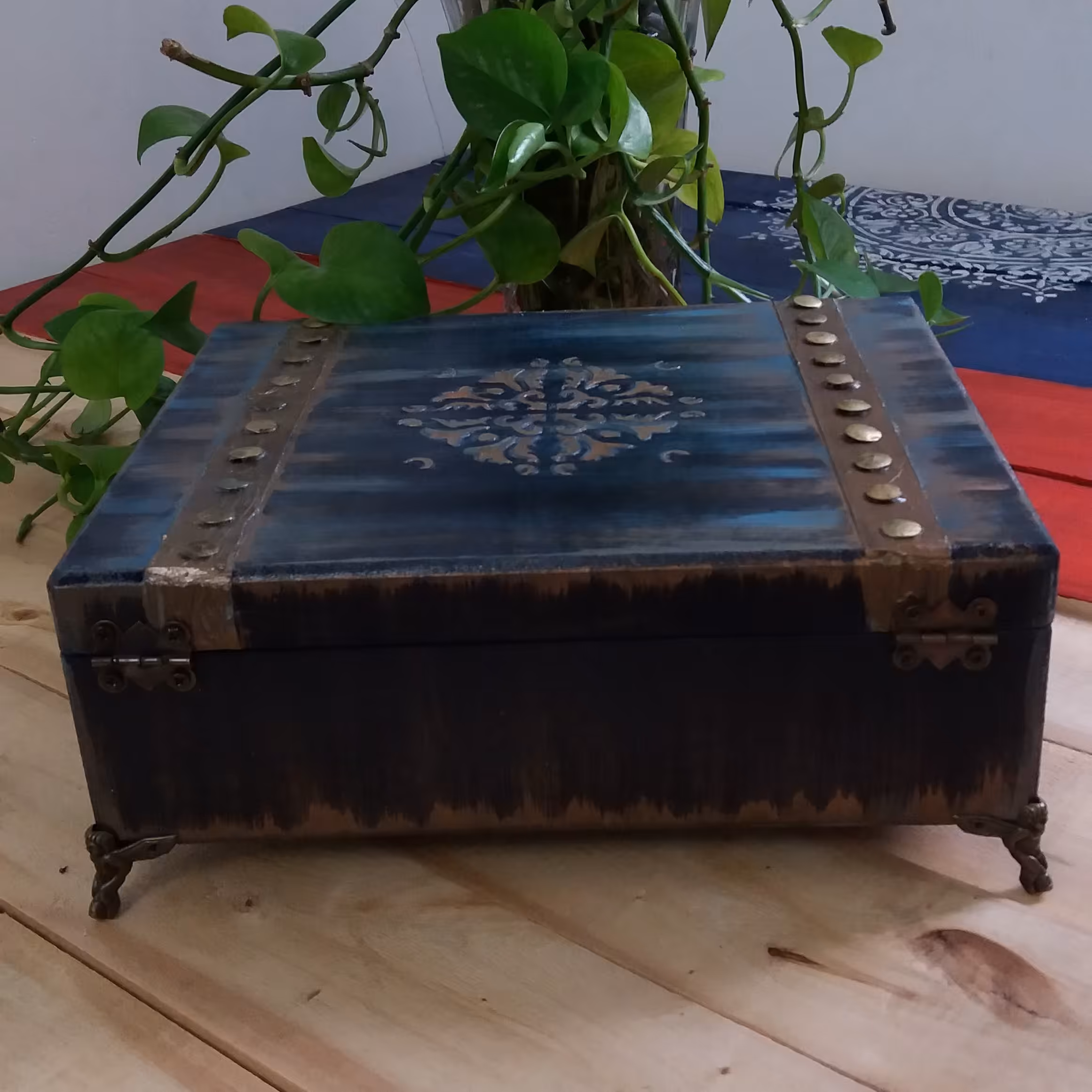 جعبه چوبی برجسته کار شده با دست و قابل دستمال کشیدن با دستمال مرطوب ابعاد 20در30در 10سانتیمتر