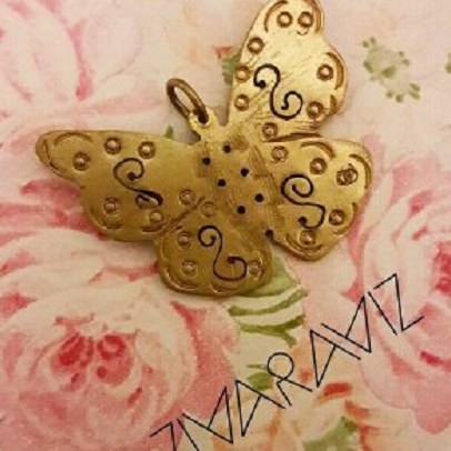 گردنبند برنجی بدون  زنجیر طرح پروانه دستساز و قلمزنی