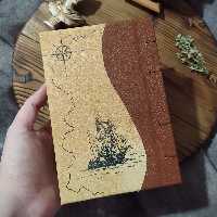 دفتر چرمی وینتیج ، 16 در 11 صد برگ کاغذ نخودی بدون خط ، چرم گوسفندی لباسی کرم و عسلی ، سوخته نگاری شده