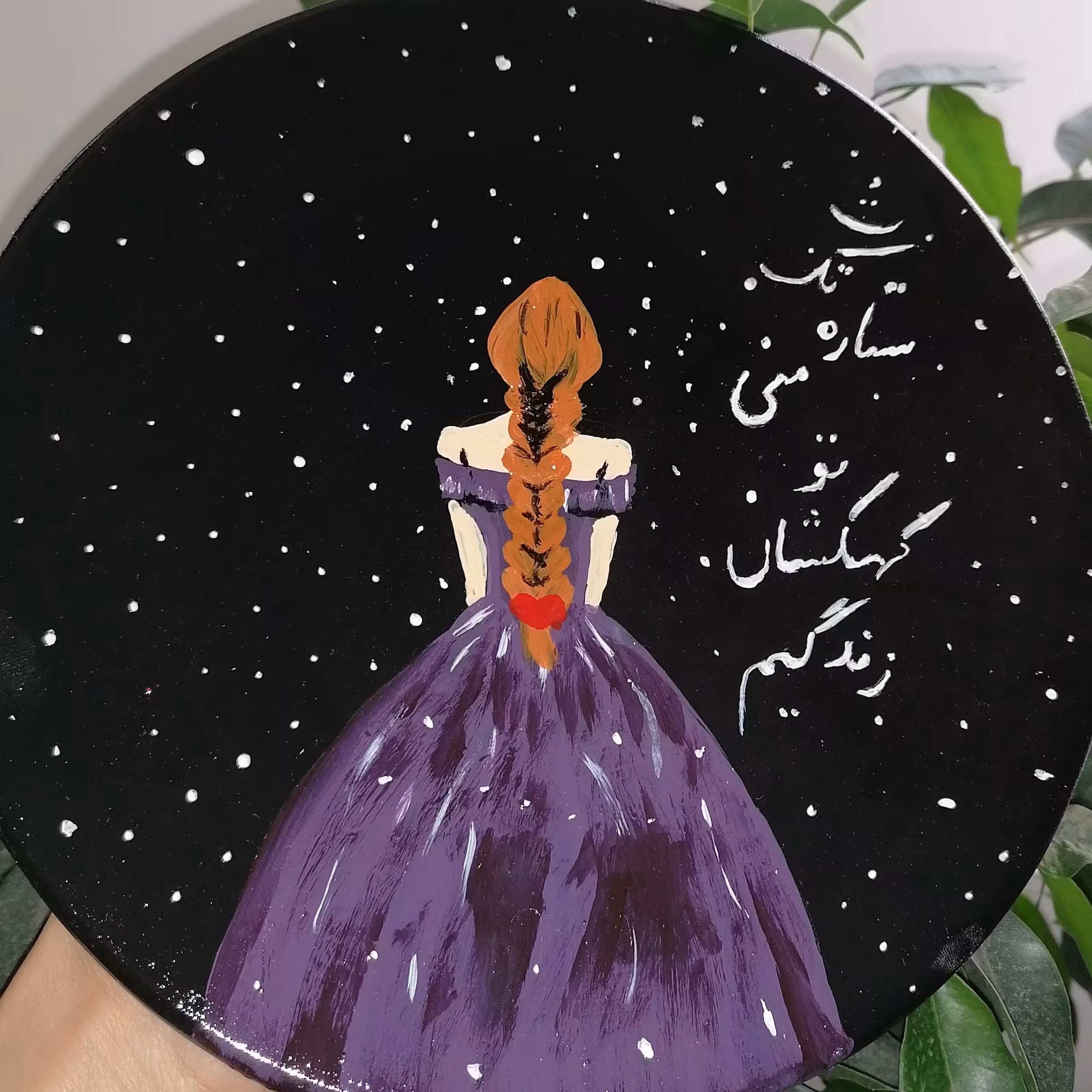 دیوارکوب بشقاب سفالی نقاشی شده بادست طرح خاص دختر ضد آب سایز 20 سانتیمتر سایز و رنگ متنوع
