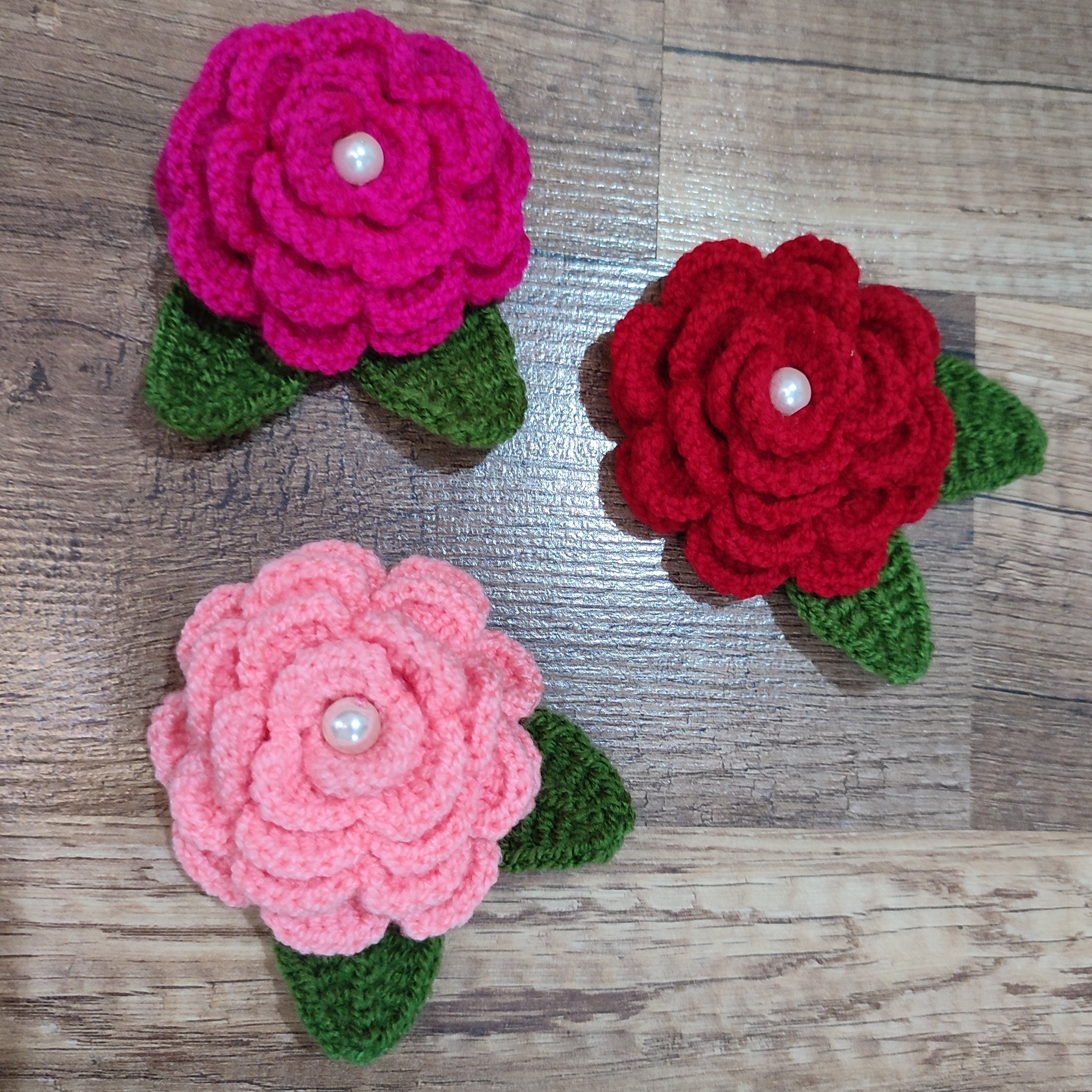 گل تزیینی رز ، بافته شده با کاموا اکریل تاب  