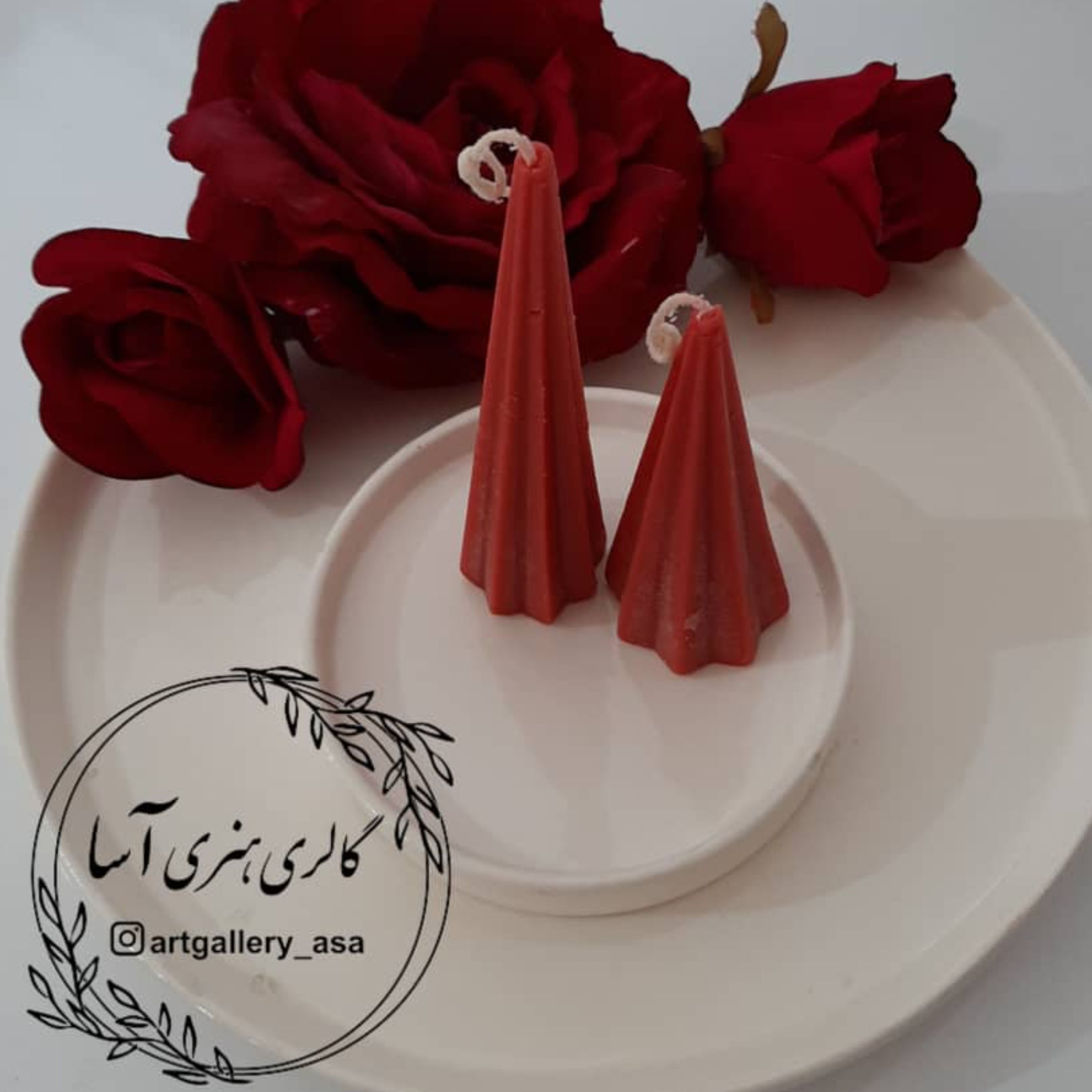 شمع دستساز هرمی قرمز