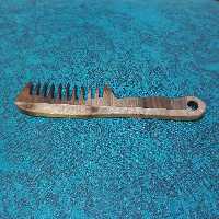 شانه چوبی دست ساز  ساخته شده از درختان چوب گردو 