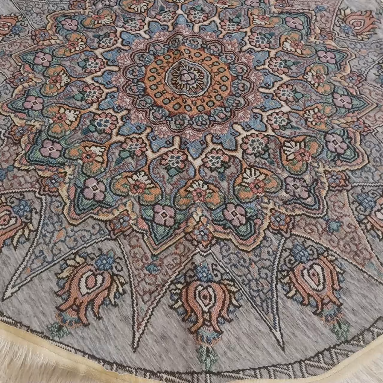 روفرشی مخمل زرکدار گرد (1 متری) طرح خورشیدی رنگ طوسی روشن 