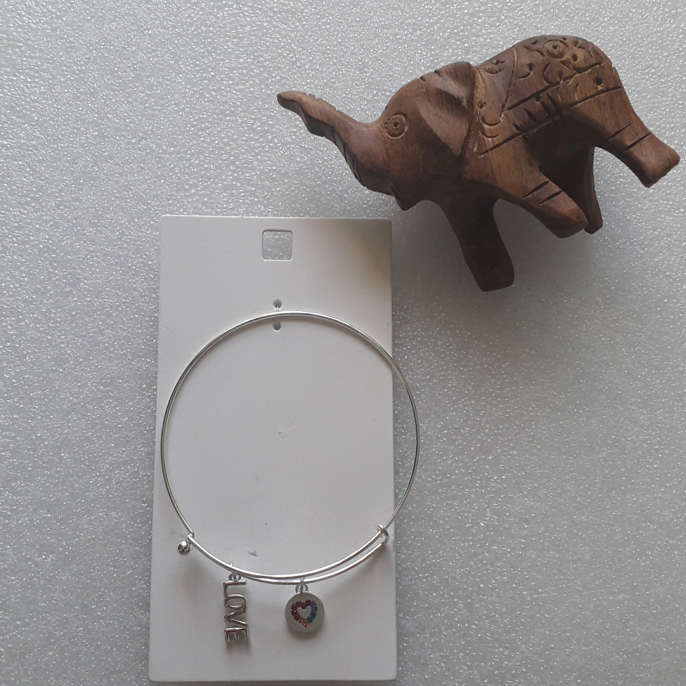 دستبند فلزی نقره ای دارای دو عدد آویز  فری سایز