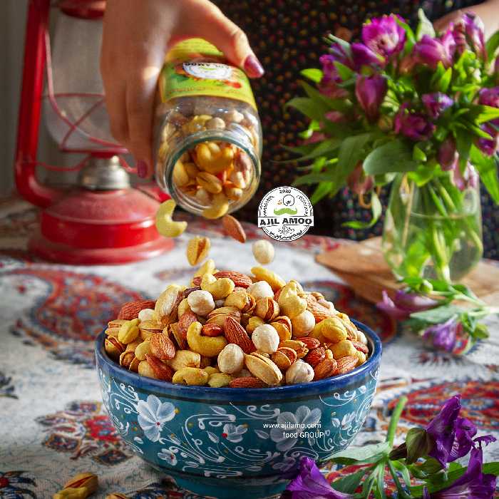 آجیل چهار مغز زعفرانی با بالاترین کیفیت و ترکیب مساوی شامل پسته اکبری دستچین شده، مغز بادام درختی، مغز فندق و بادام هندی