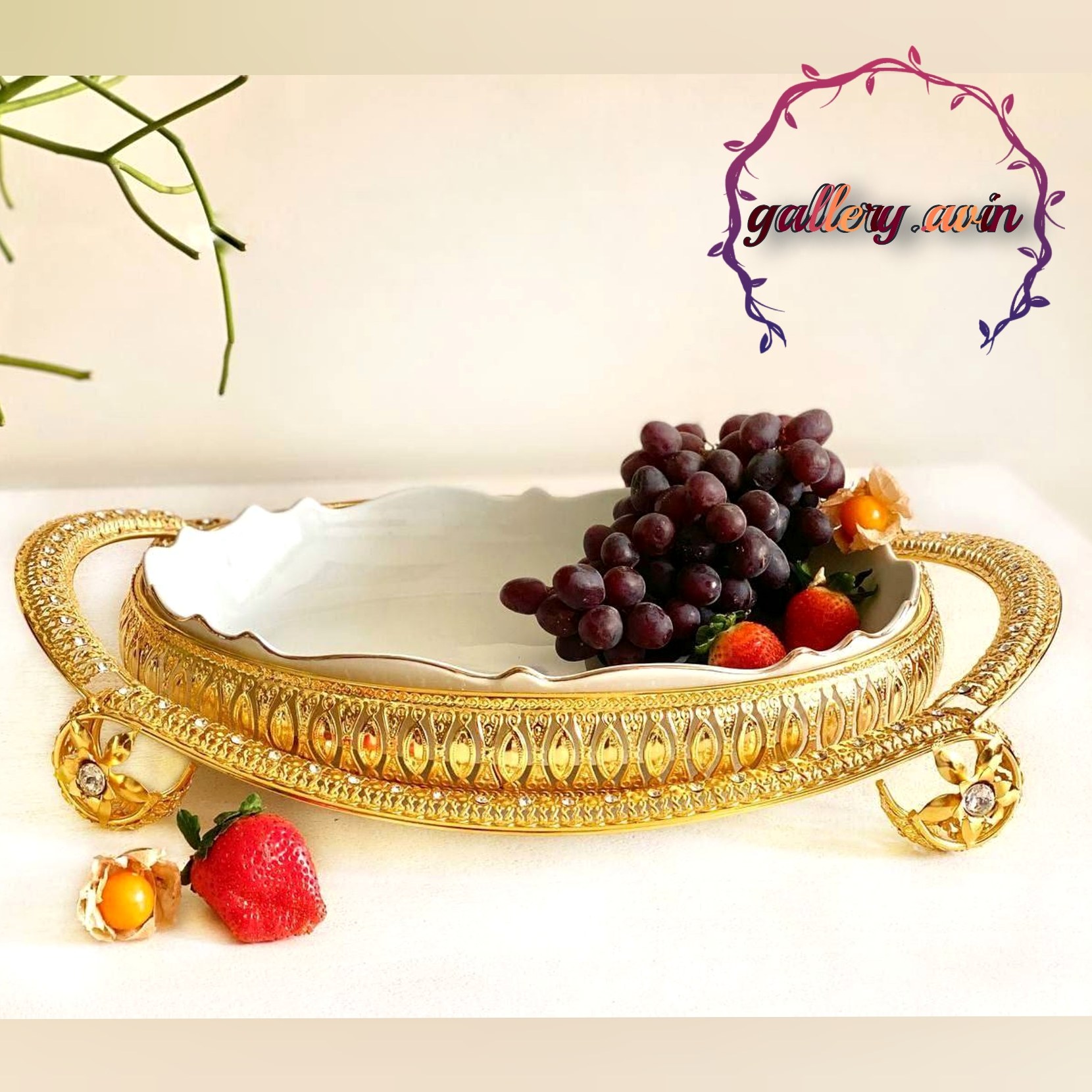 مرغ خوری بیضی چینی لب طلا پایه موج دار طلایی نگین دار بزرگ