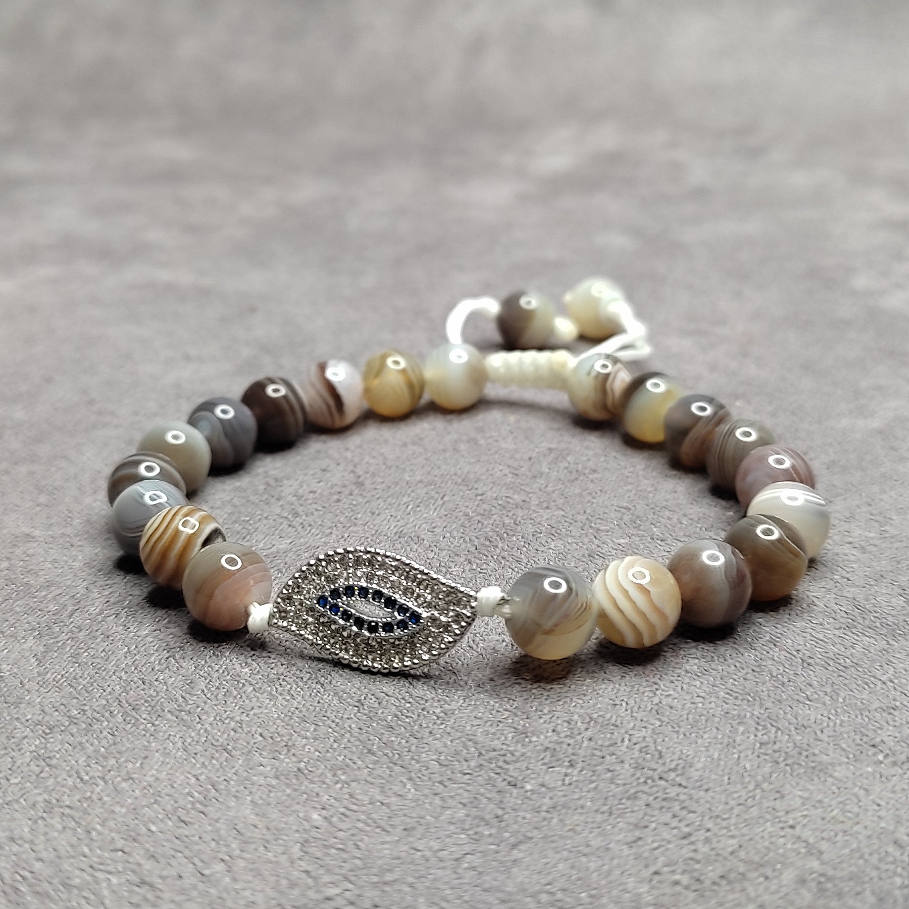 دستبند سنگ عقیق بوتسوانا به همراه سواروسکی چشم زخم