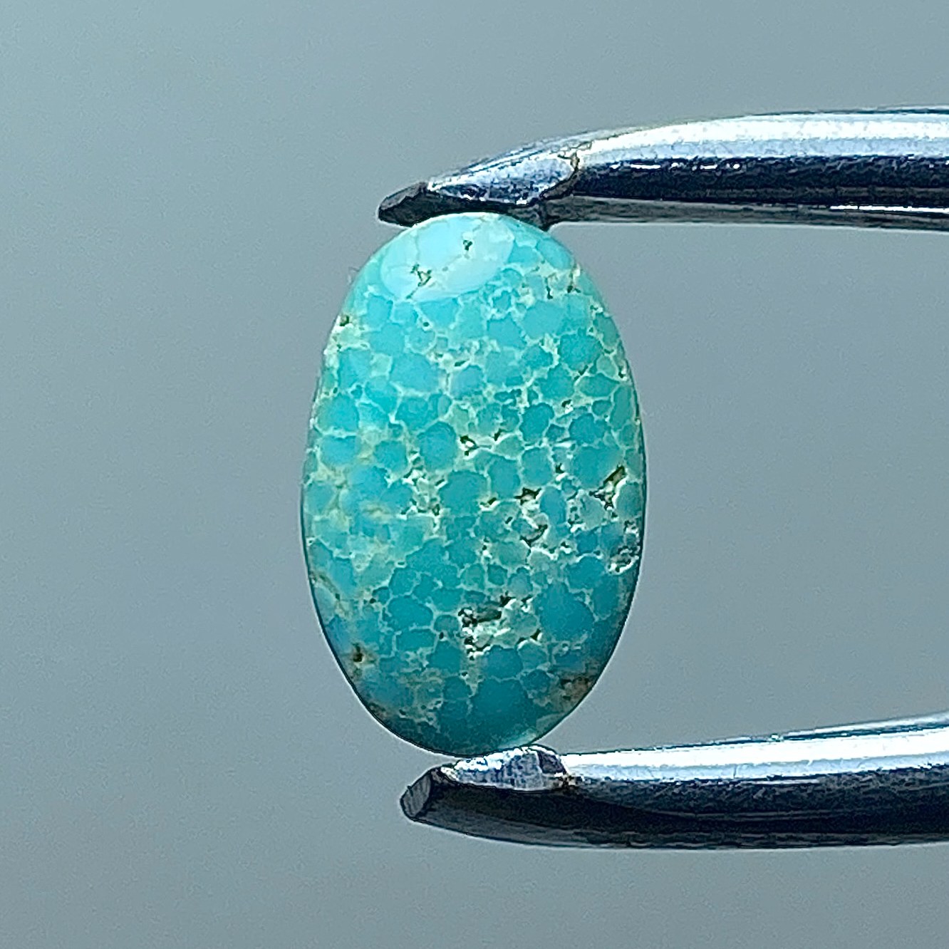 فیروزه نیشابور خوش رنگ خوش تراش رگه دار پیریت طلایی 23