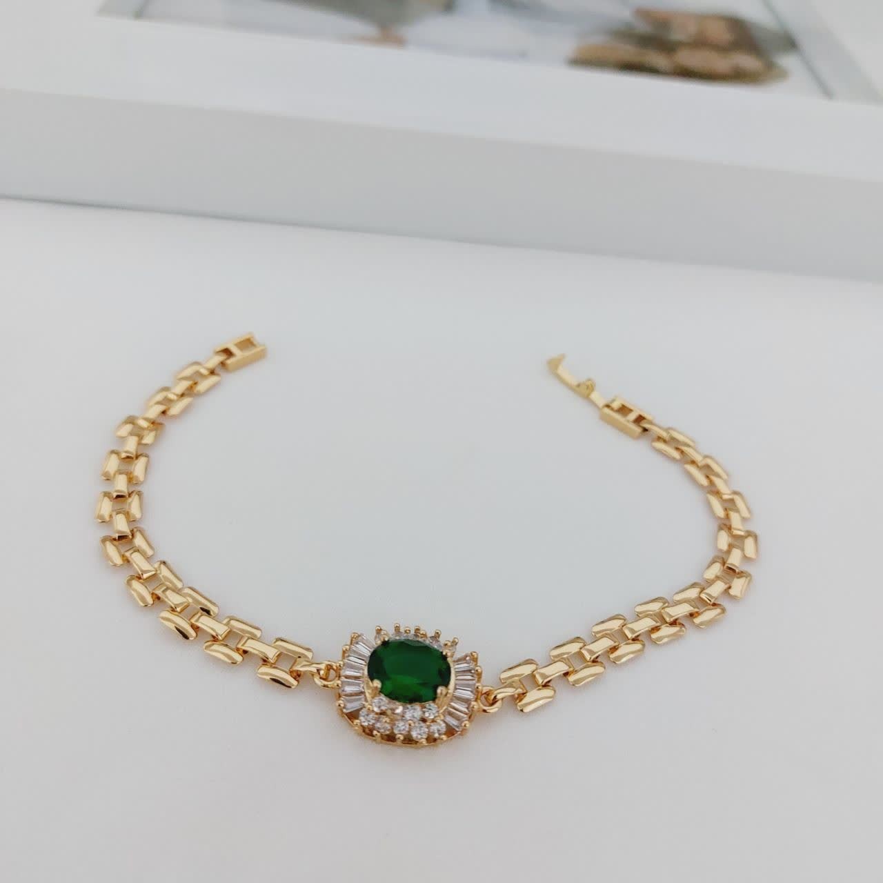 دستبند کد10847طرح طلا.آبکاری طلا.ضدحساسیت.رنگ ثابت