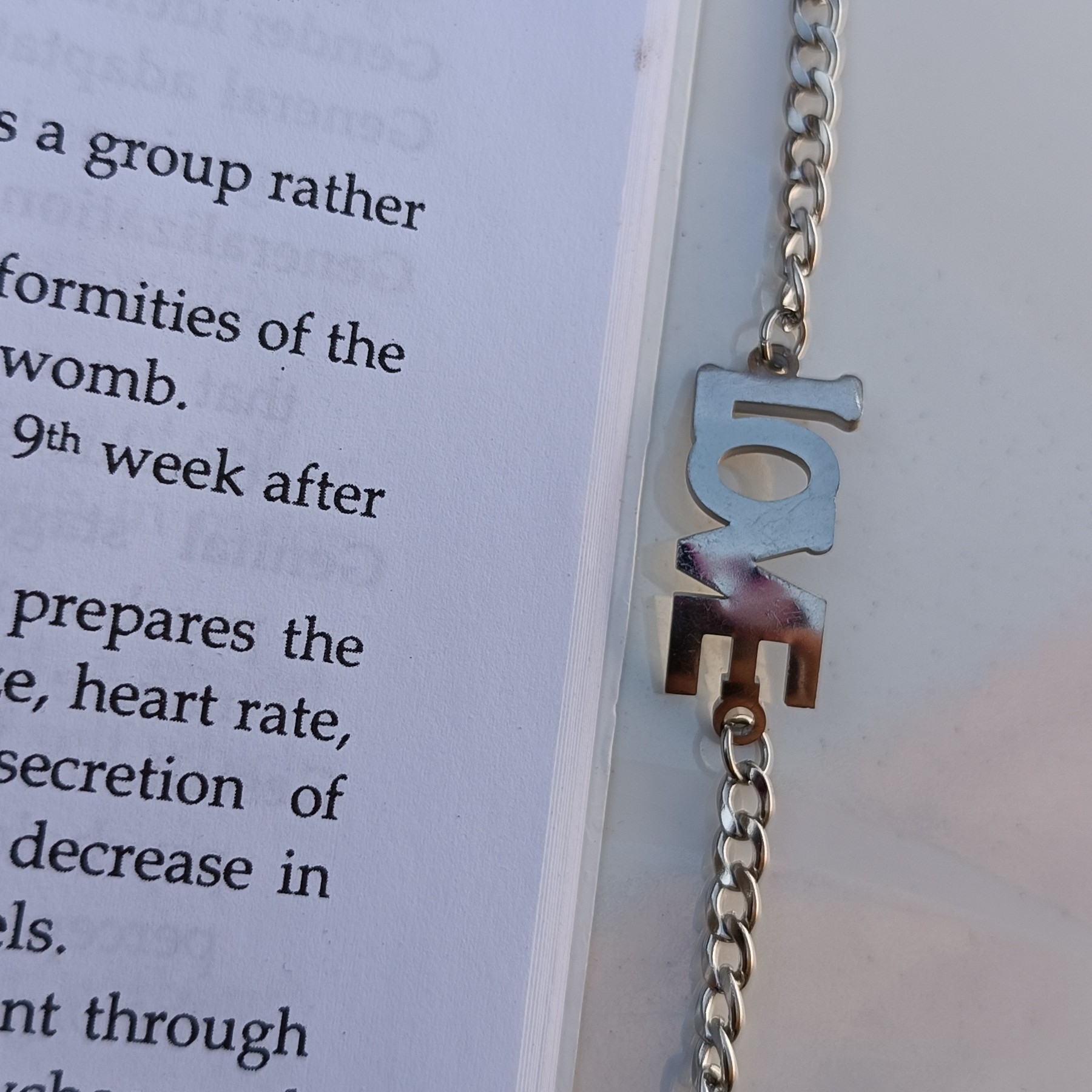 دستبند نقره ای رنگ ثابت کارتیر  طرح love (کد 04)