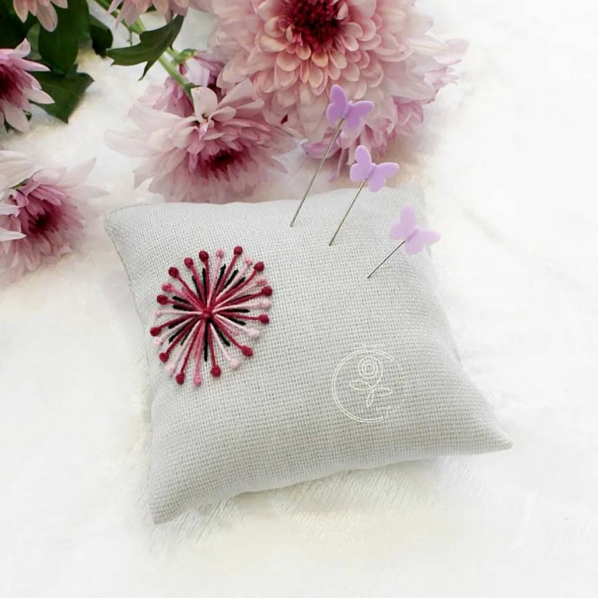 جاسوزنی بالشتکی گلدوزی شده طرح روی بالشتک به دلخواه شما دوخته میشود 