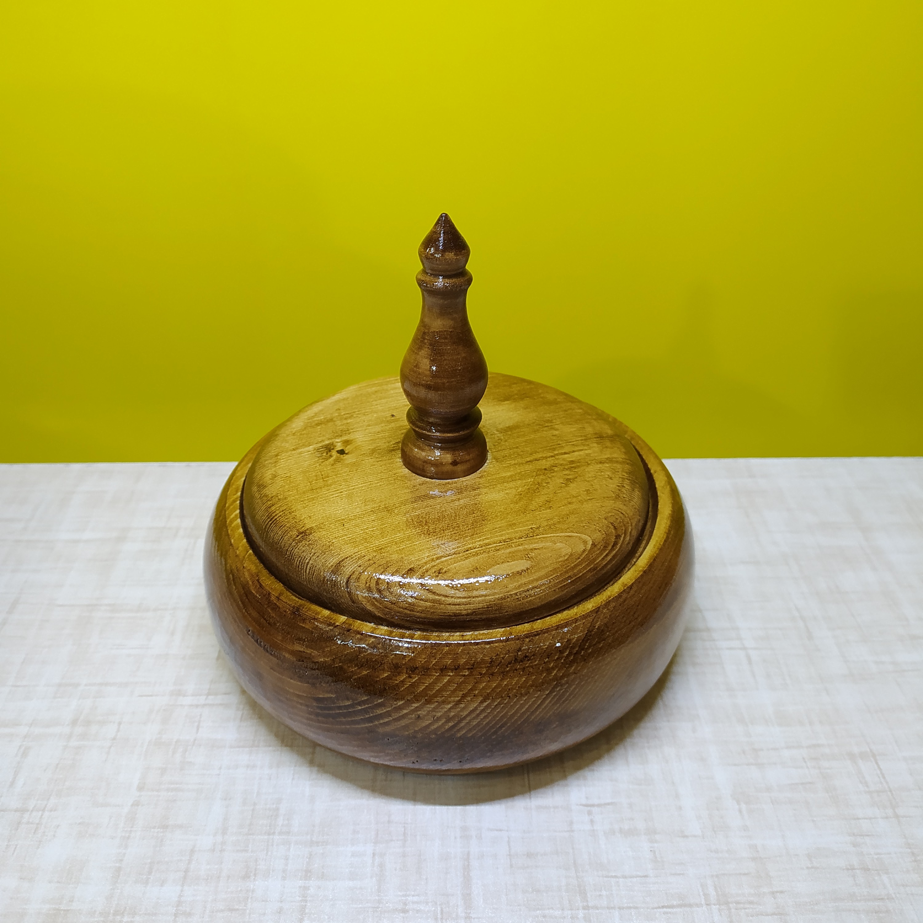 شکلات خوری چوبی خراطی شده درب دار 