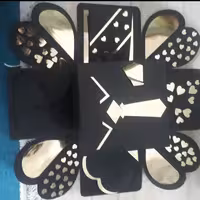 جعبه کادوی سورپرایز ی مشکی طلایی در دو تیکه در ابعاد 16 در 16