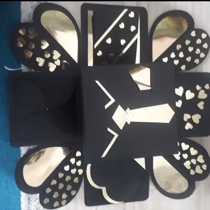 جعبه کادوی سورپرایز ی مشکی طلایی در دو تیکه در ابعاد 16 در 16