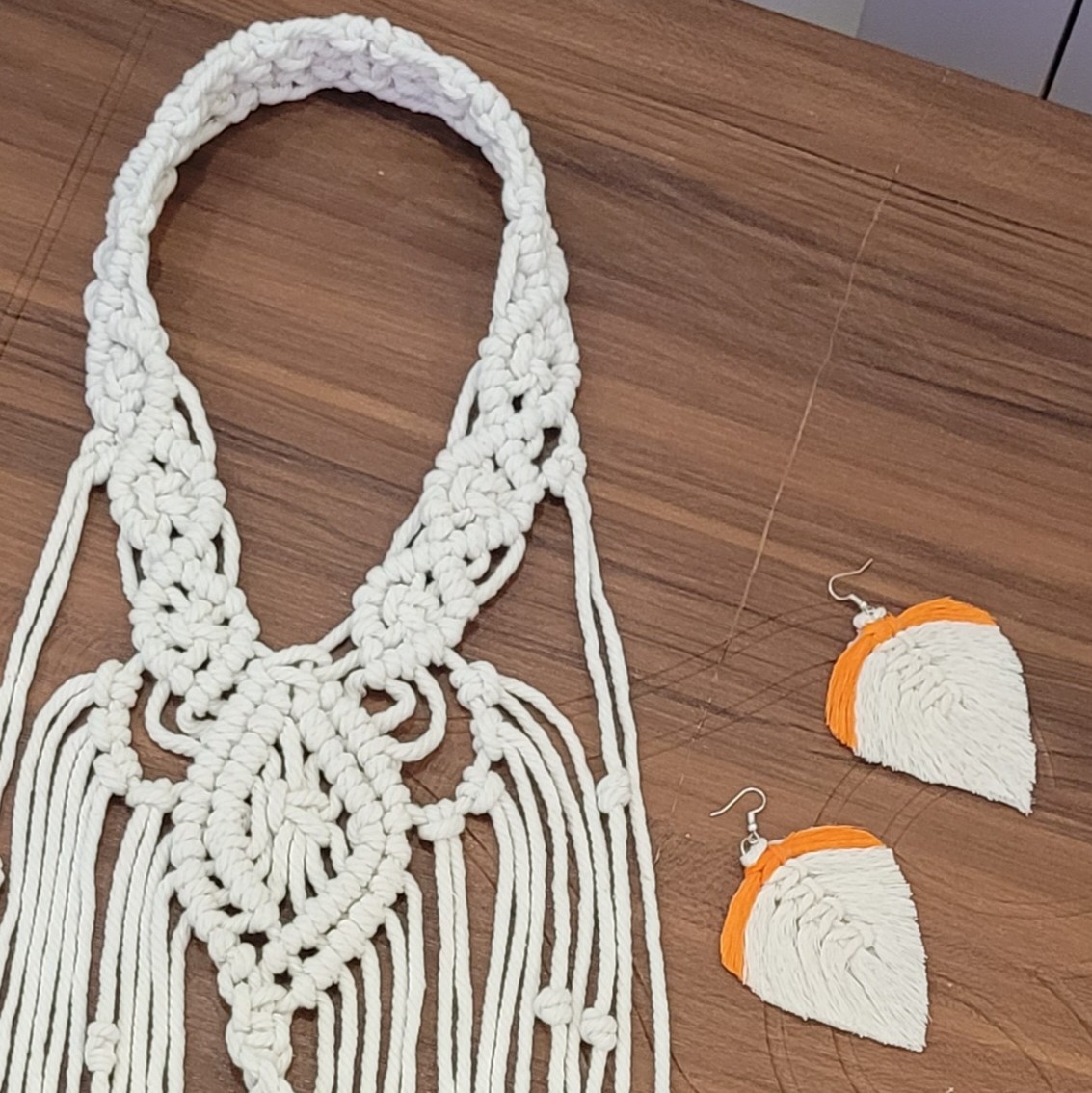 سربندمکرومه باگوشواره سفید.مناسب جشن وعروسی وعکاسی