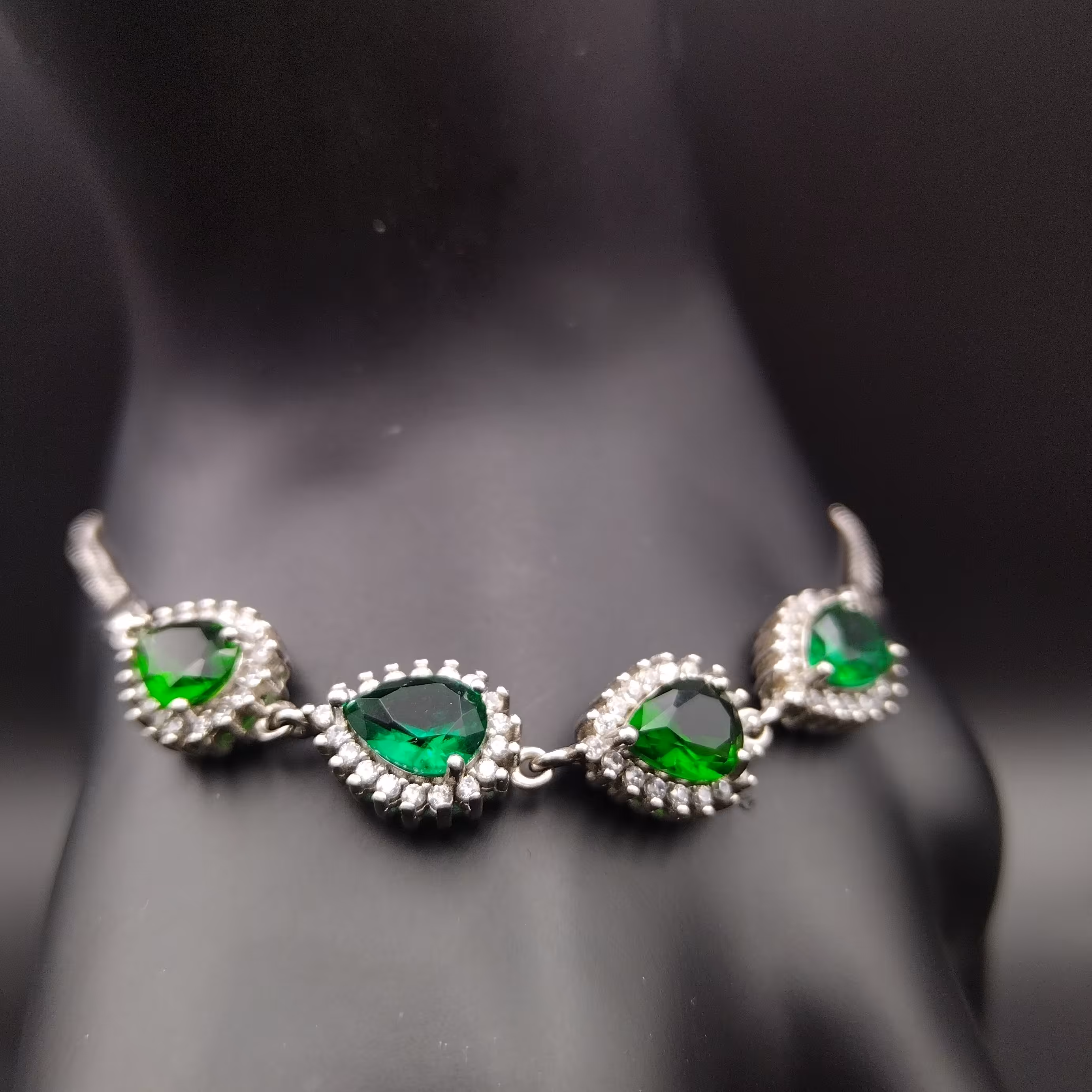 دستبند نقره زنانه با سنگهای زمرد سنتتیک 