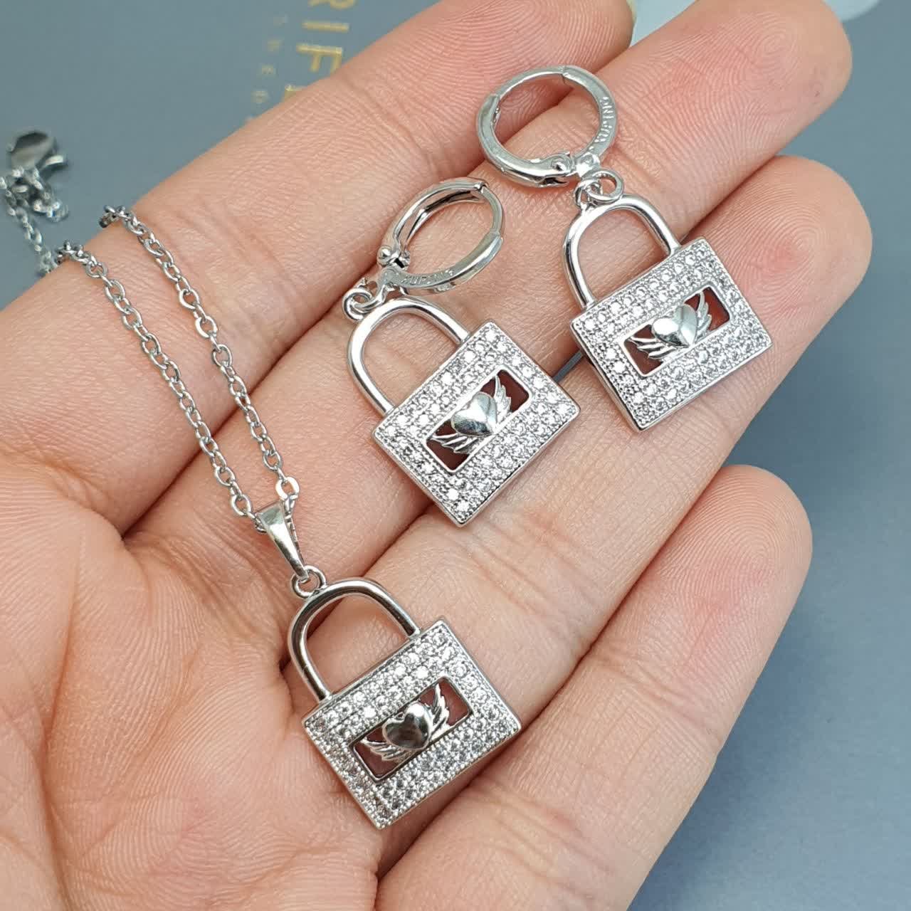 بدلیجات نیمست ژوپینگ نقره ای طرح قفل رنگ ثابت با زنجیر استیل