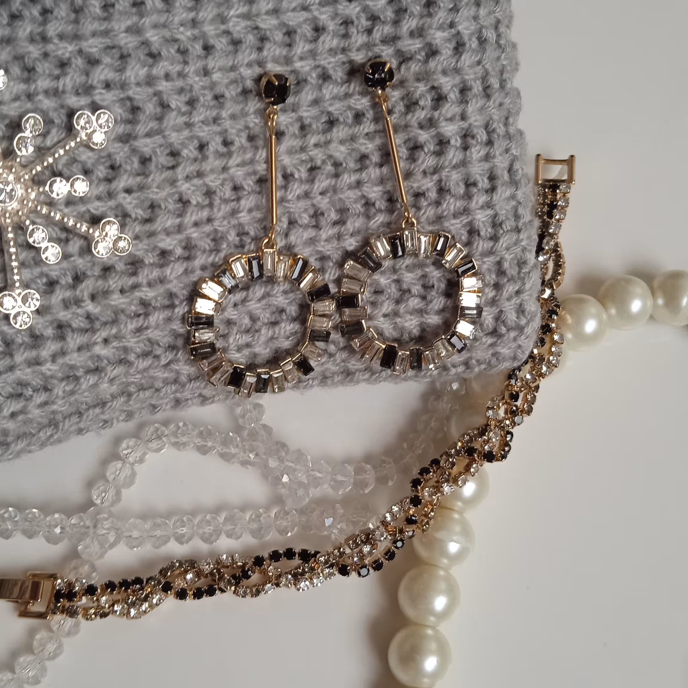 ست دستبند سه ردیفه و گوشواره نگیندار مجلسی مشکی و دودی و نقره ای پایه طلایی