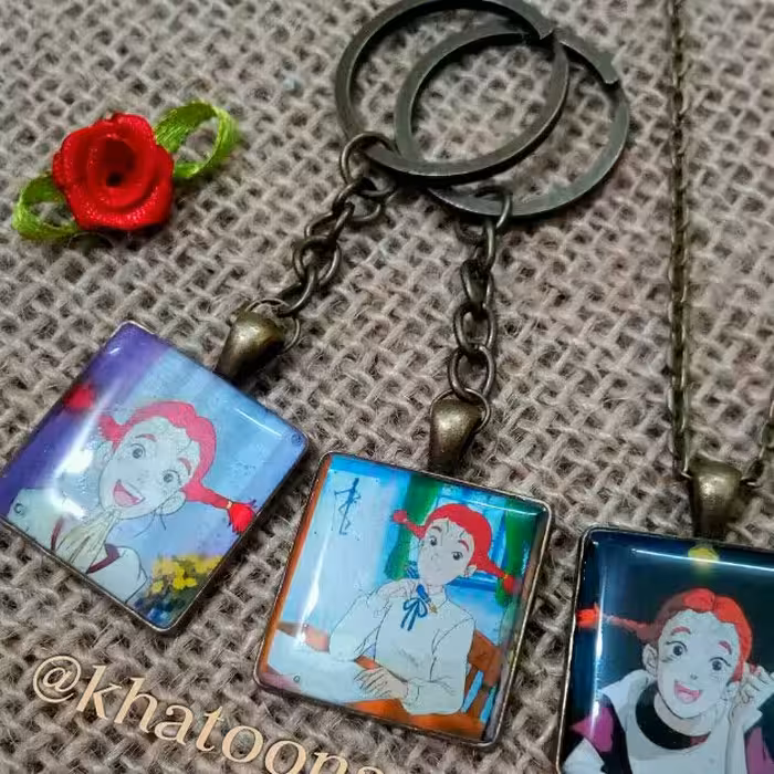 جاکلیدی نوستالژی رزینی با زنجیر و قاب برنزی