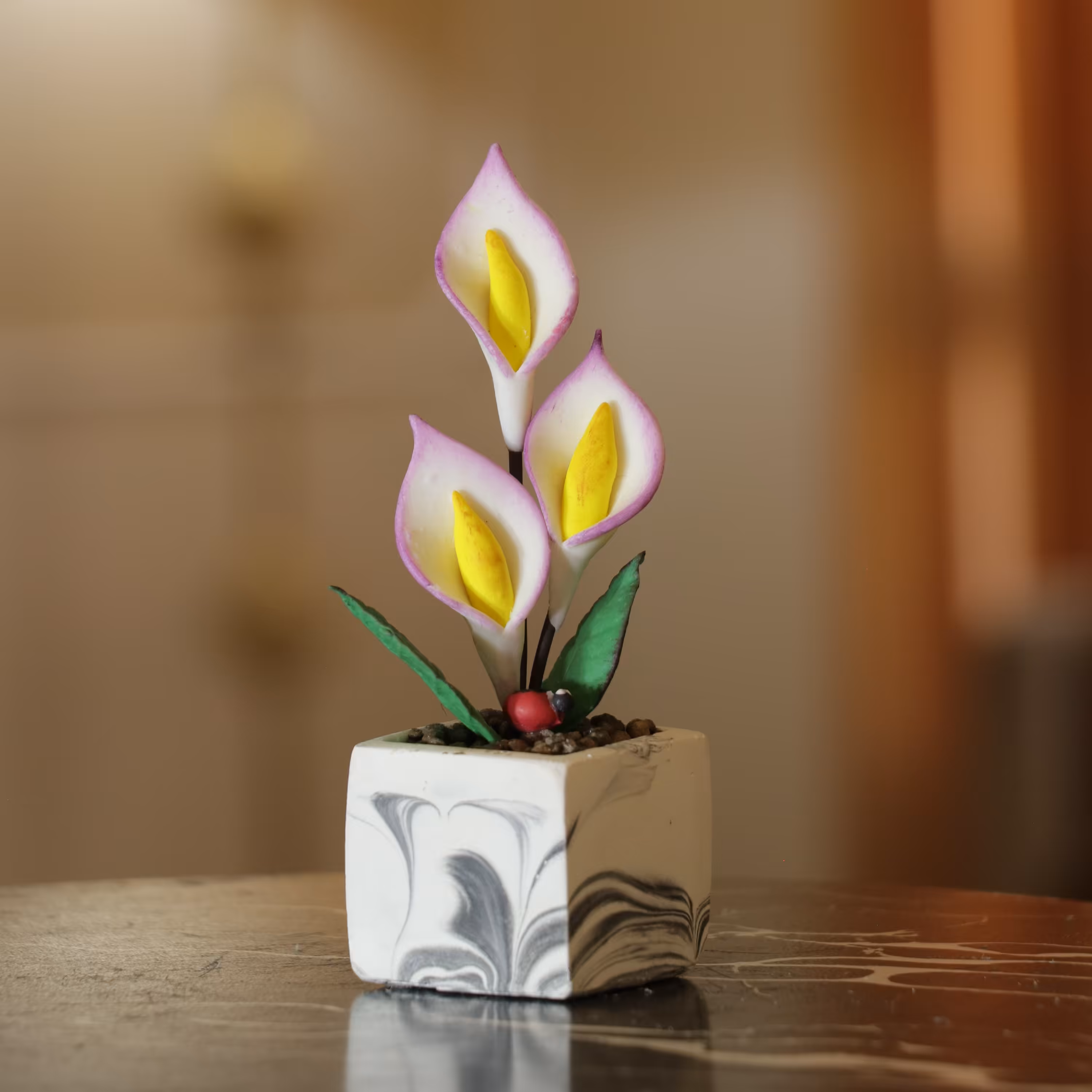 گلدان مربع گل شیپوری