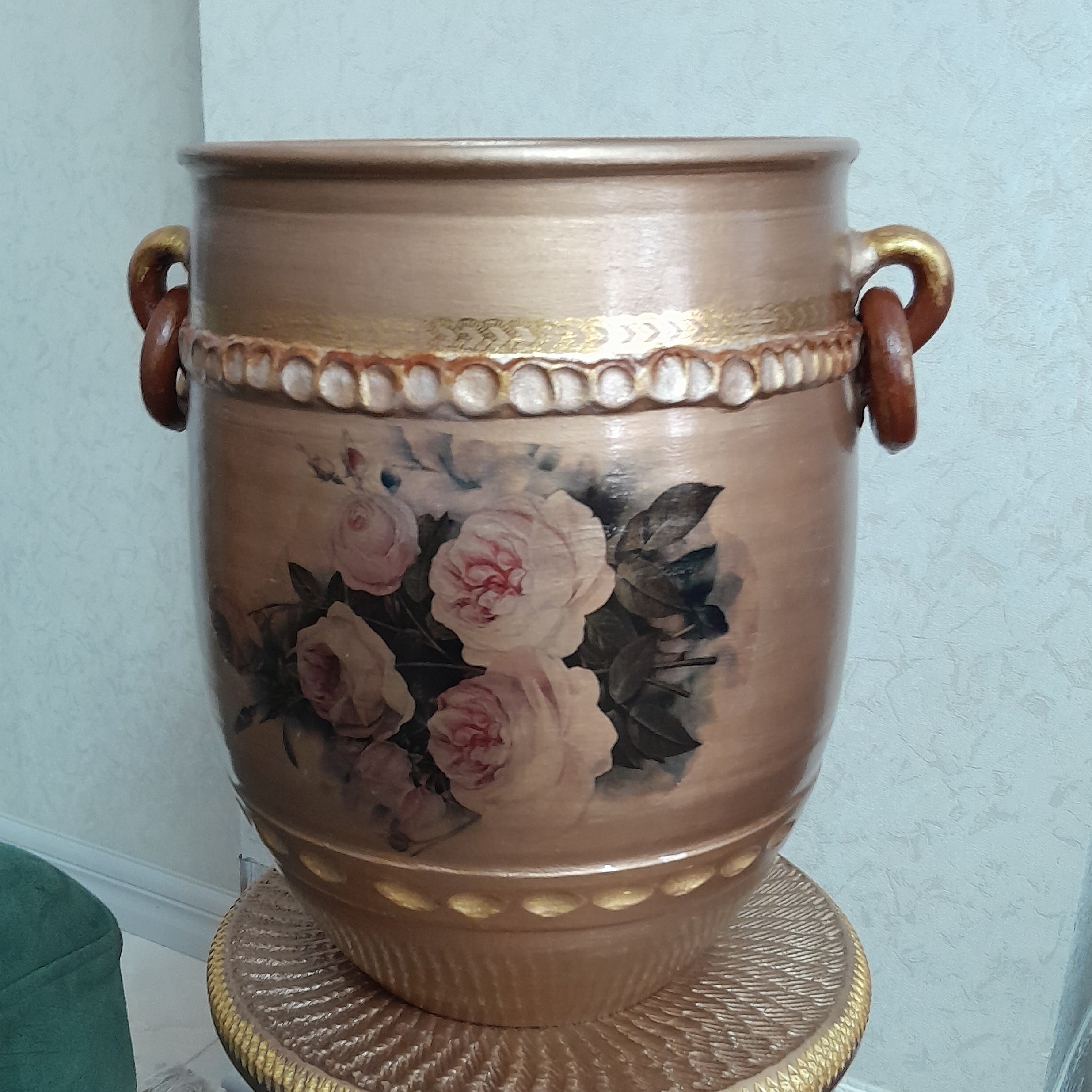 گلدان بزرگ خمره ای گوشه سالن