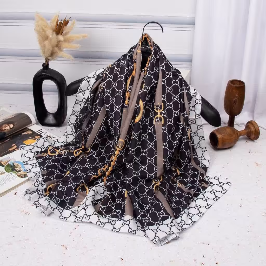 شال سوپرنخ مشکی-سفید-قهوه ای طرح GUcci