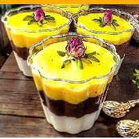 دسر فرنی سه رنگ  هر ظرف یک بار مصرف وزن 100گرم(هزینه ی ارسال پس کرایه)