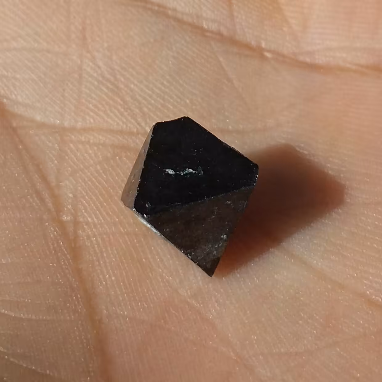 سنگ صد در صد طبیعی مگنتیت
شاهکار خلقت بدون دستکاری
سنگ بطور طبیعی دارای ضلع میباشد که همین امر باعث ارزشش میشه کد 10323