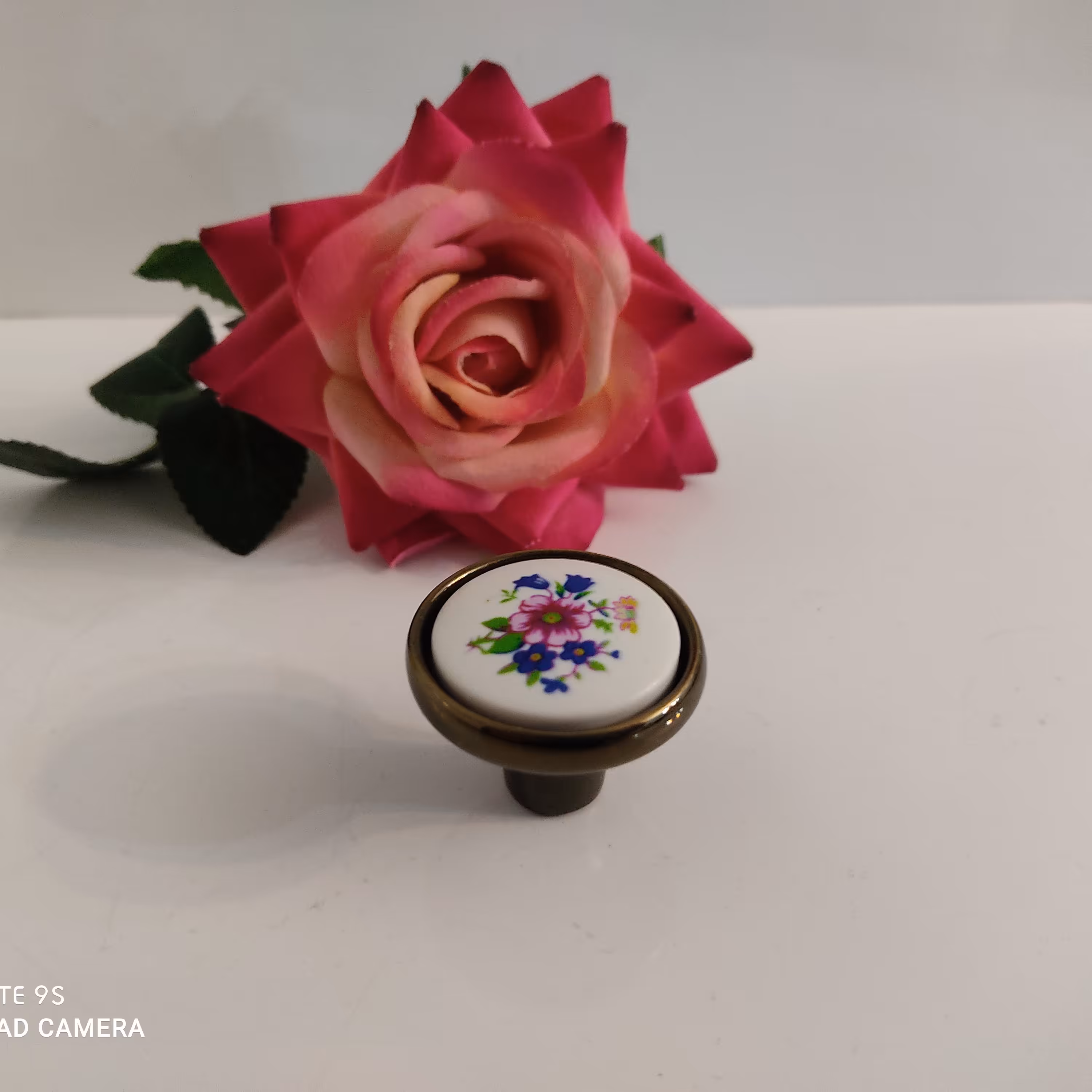 دستگیره تک پیچ طرح سرامیک زیتونی براق قطر 3.5 سانت