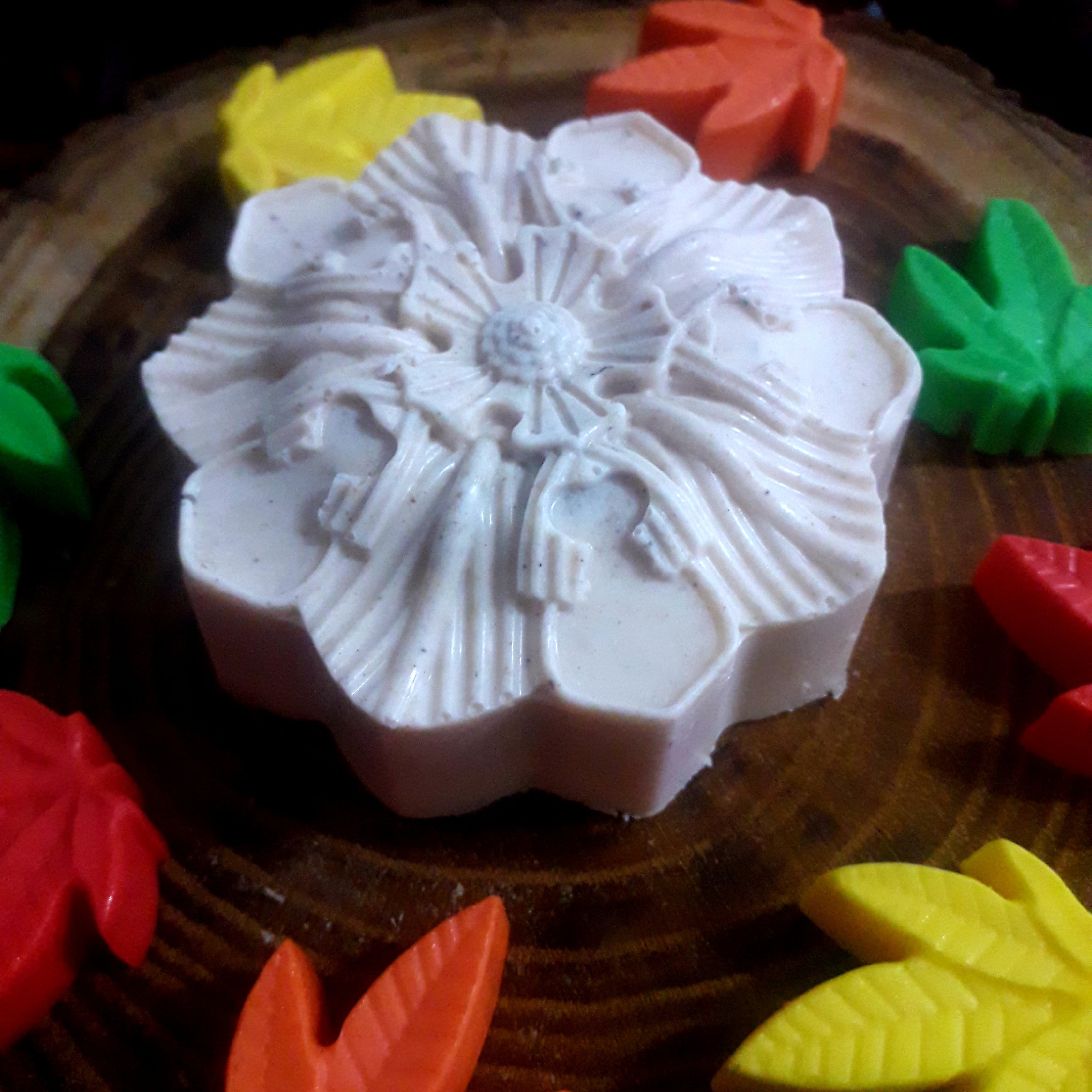 صابون دستساز سفیداب گلاب گلبرگ