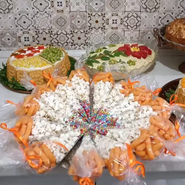 قیف شفاف سه گوش 20عدد5مترربان ارتفاع 30سانت و طول لبه قیف 20 سانت مخصوص آجیل یلدا به همراه 5متر ربان رنگی قیف یلدا